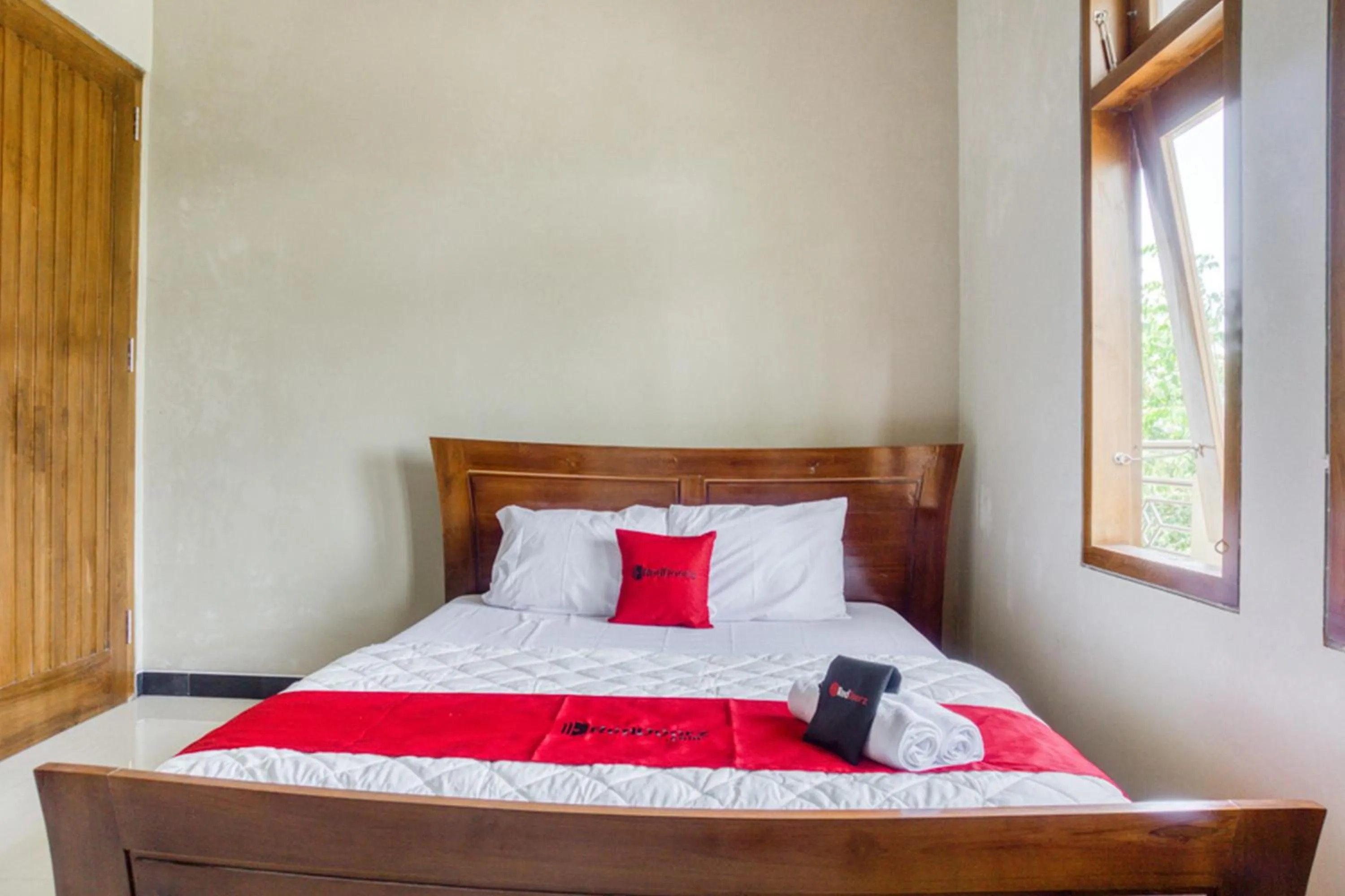 Bed in RedDoorz @ Jakal Atas KM 10