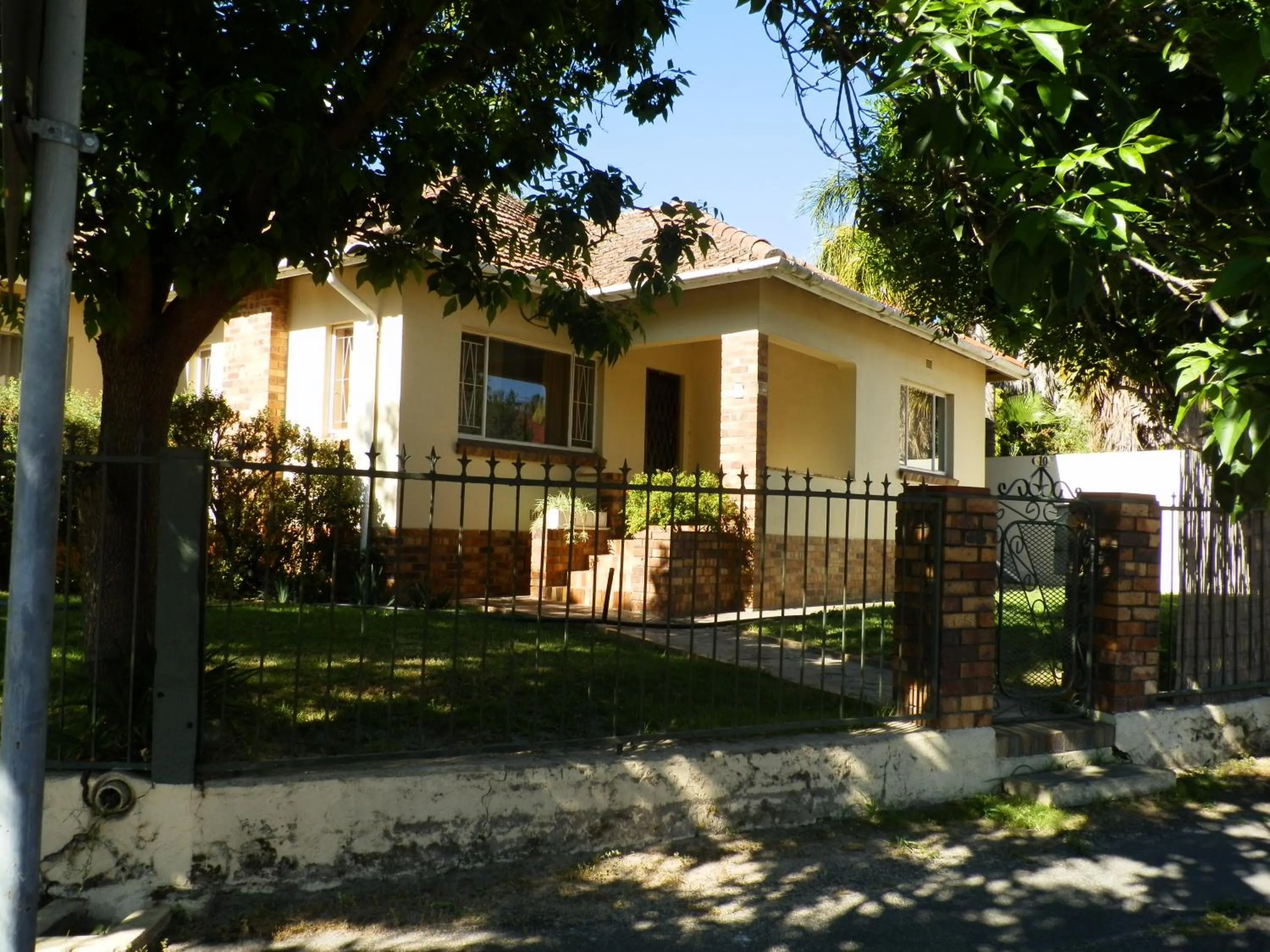 Property building in 10 on Fairview B&B