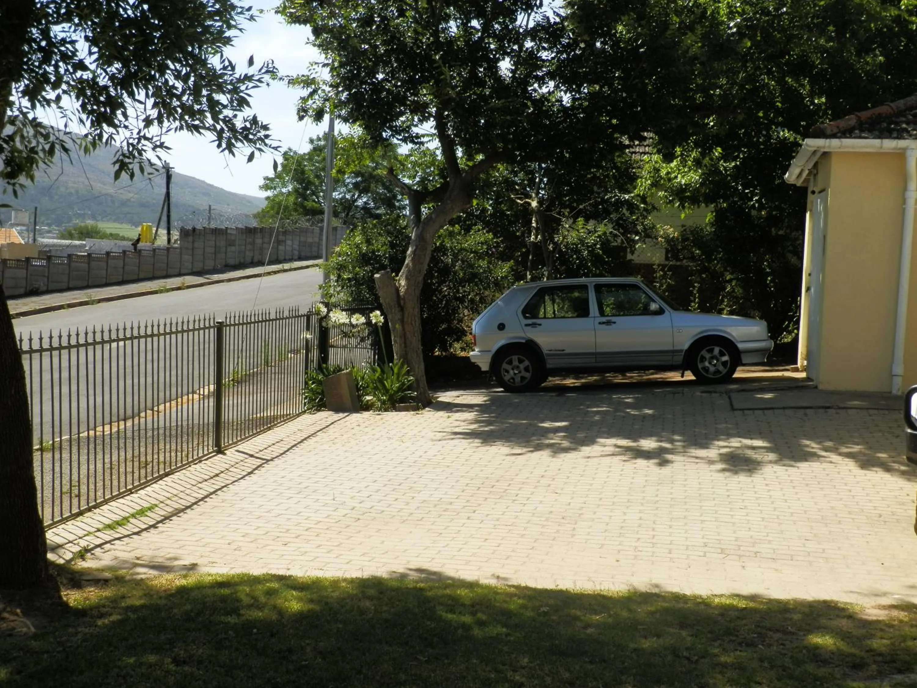 Property building in 10 on Fairview B&B