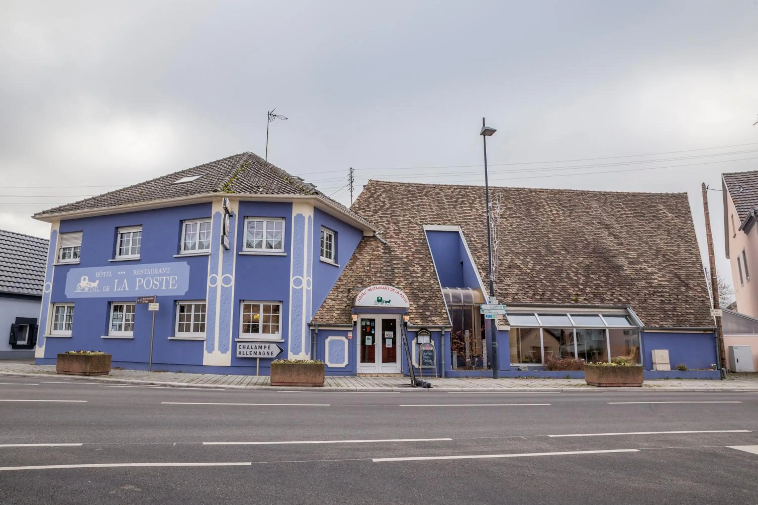 Facade/entrance in Hotel Restaurant De La Poste Mulhouse Ottmarsheim