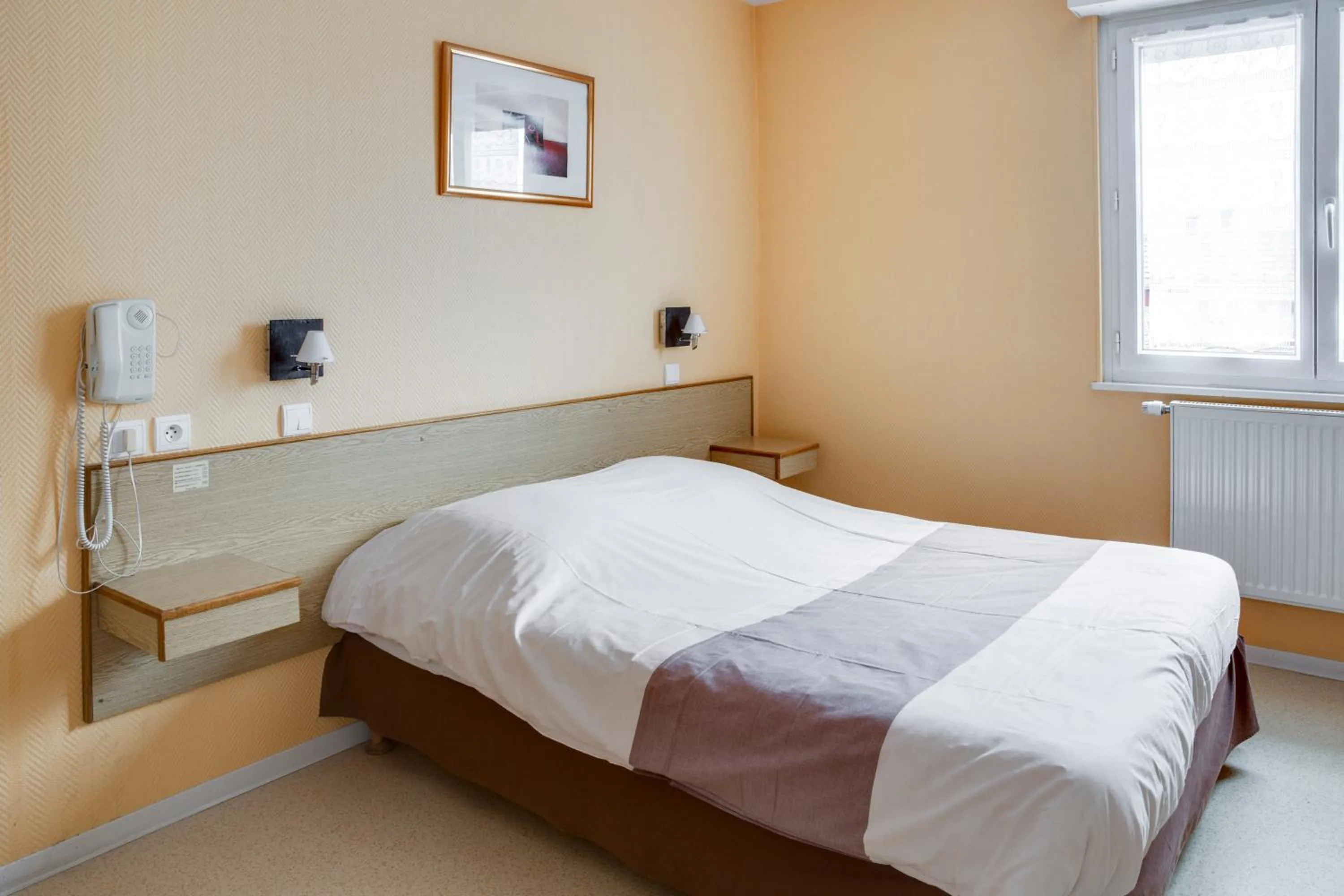 Bedroom, Bed in Hotel Restaurant De La Poste Mulhouse Ottmarsheim