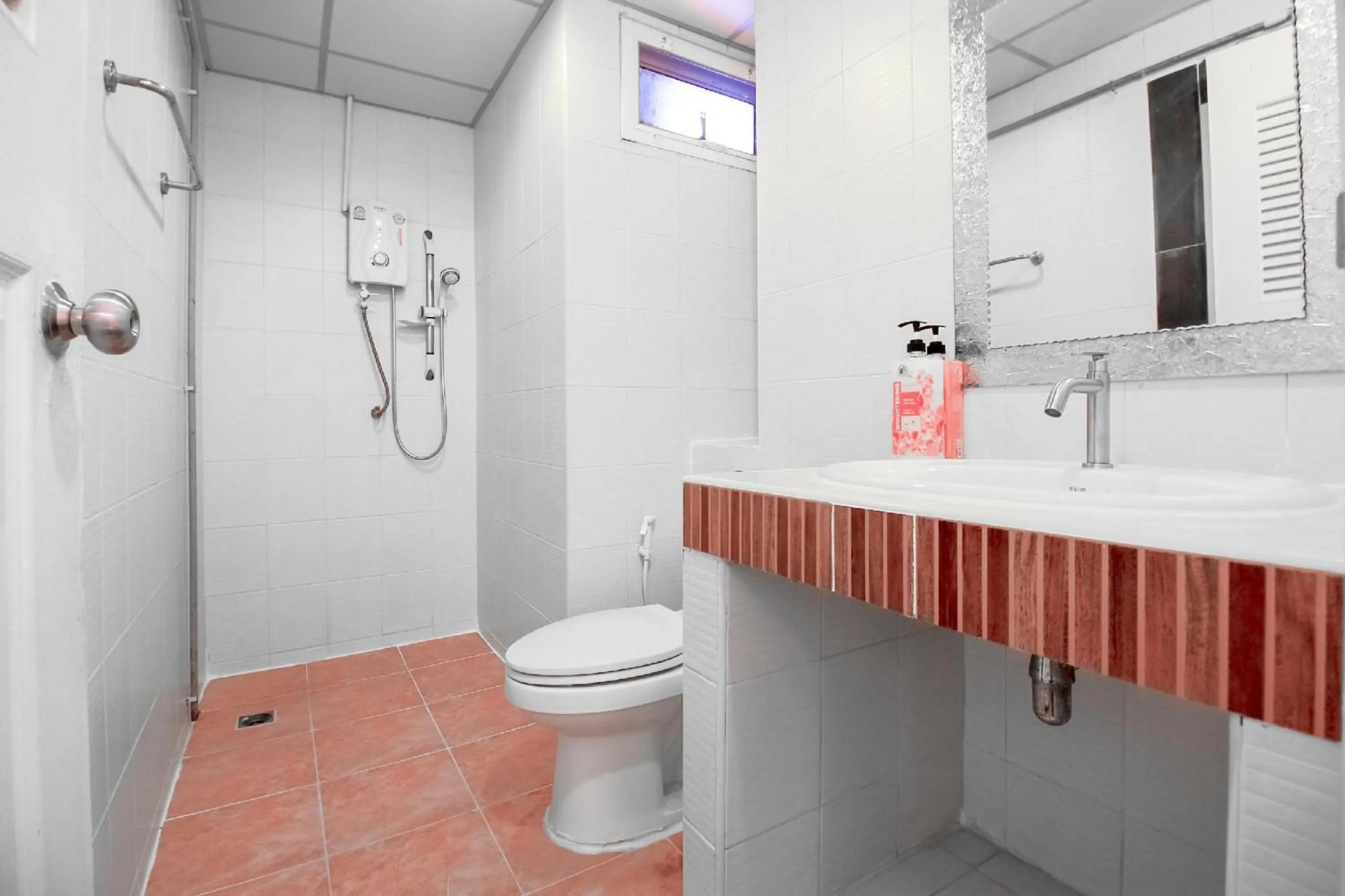 Bathroom in Capital O 411 Grandview Condo 15