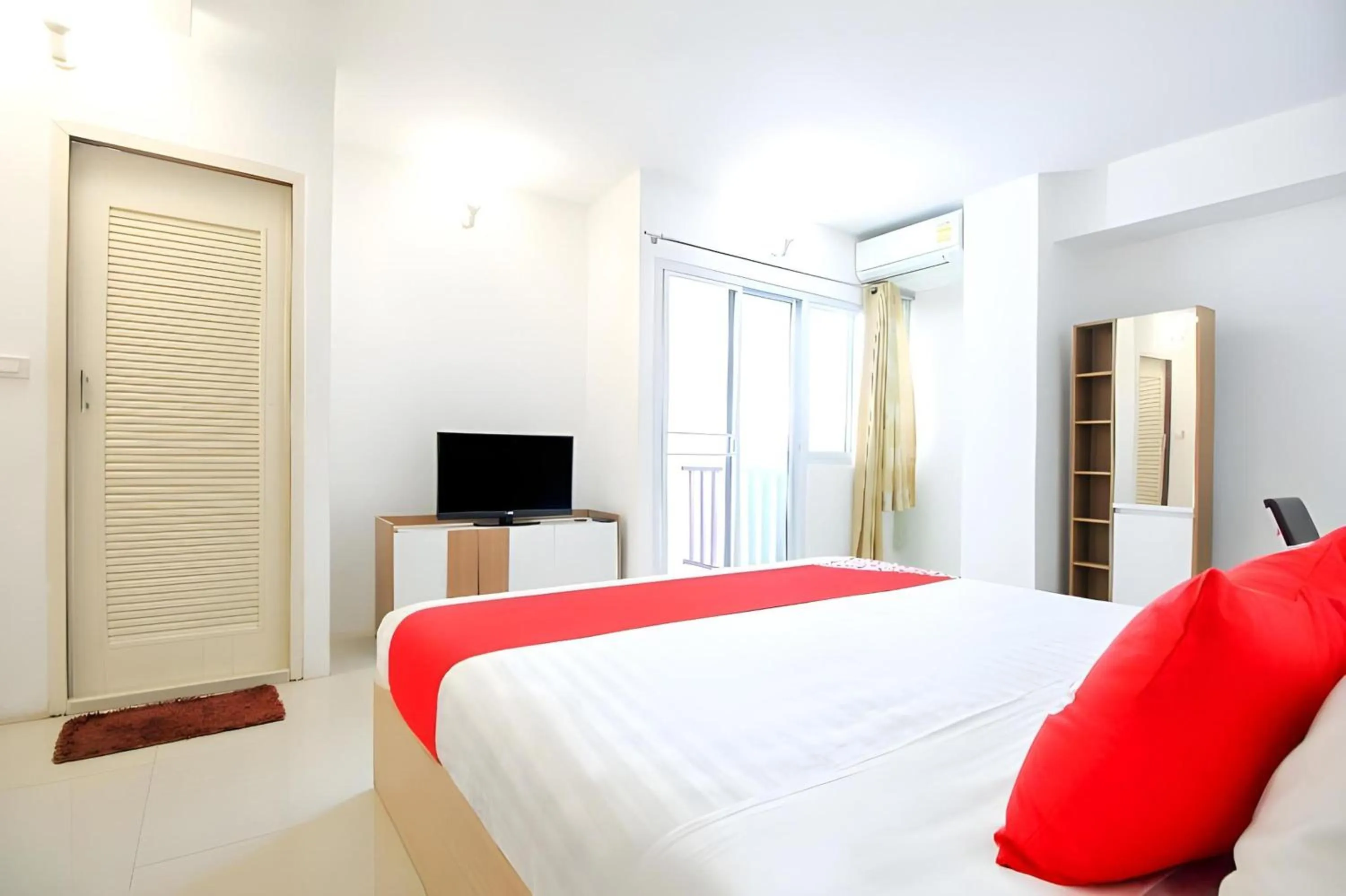 Photo of the whole room in Capital O 411 Grandview Condo 15