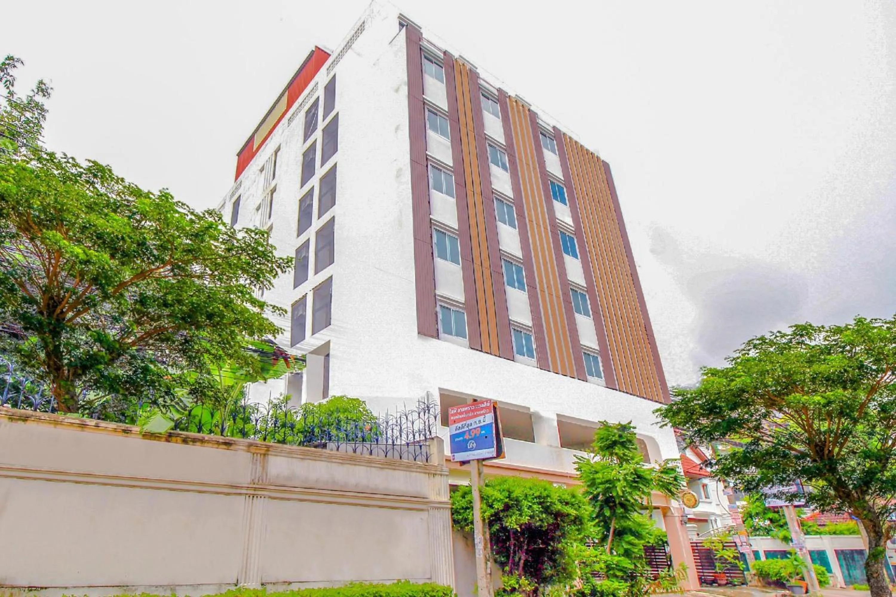 Neighbourhood in Capital O 411 Grandview Condo 15