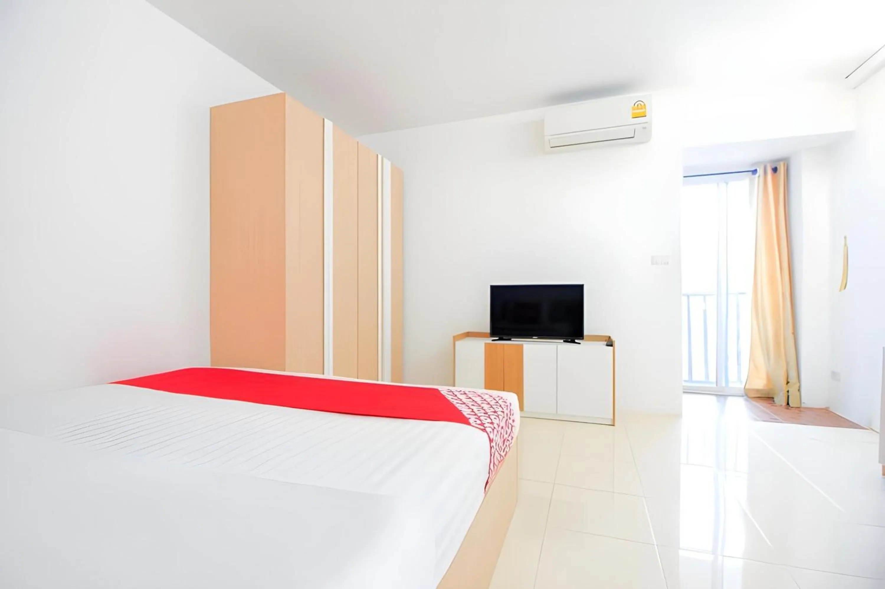 Photo of the whole room in Capital O 411 Grandview Condo 15