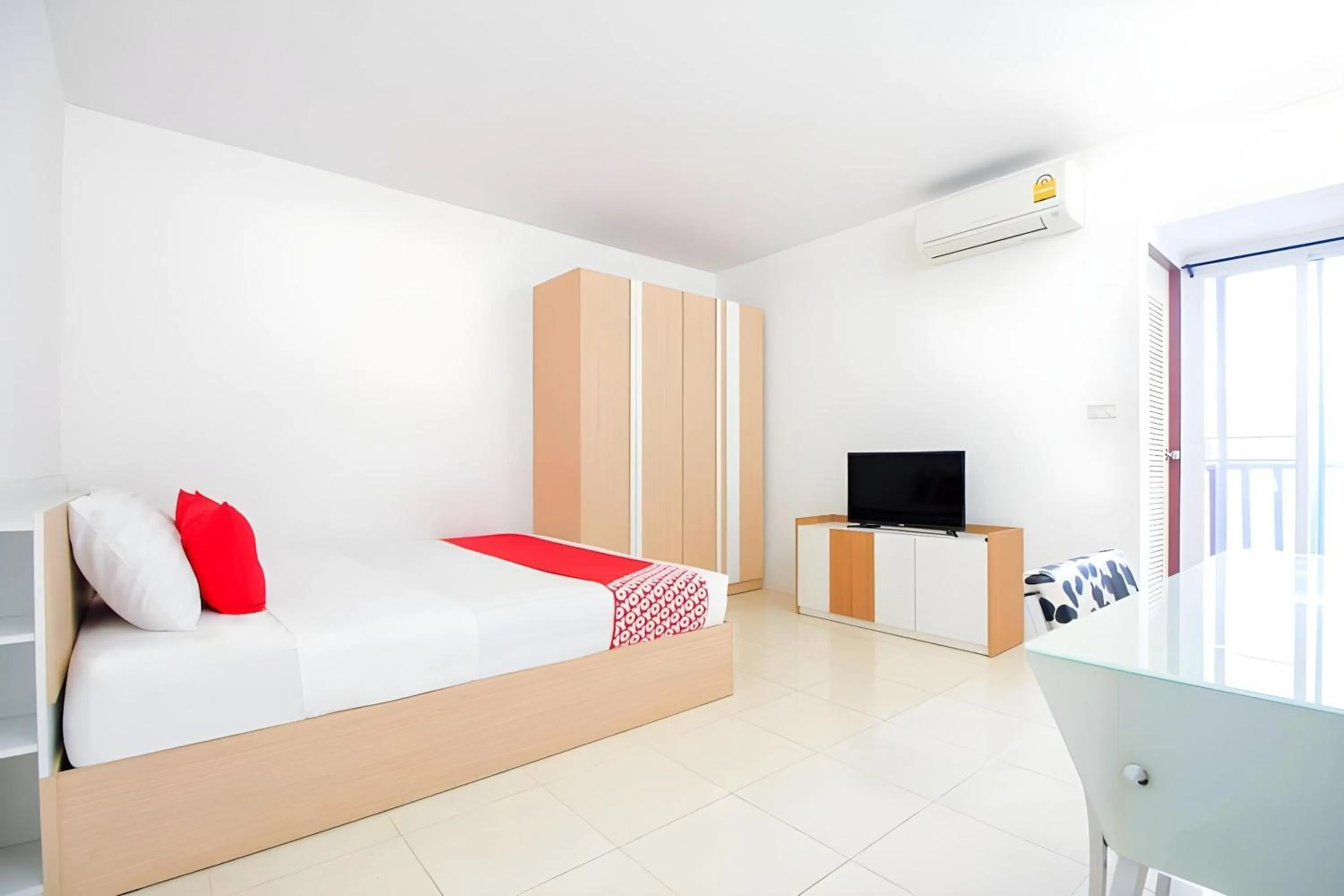 Photo of the whole room in Capital O 411 Grandview Condo 15