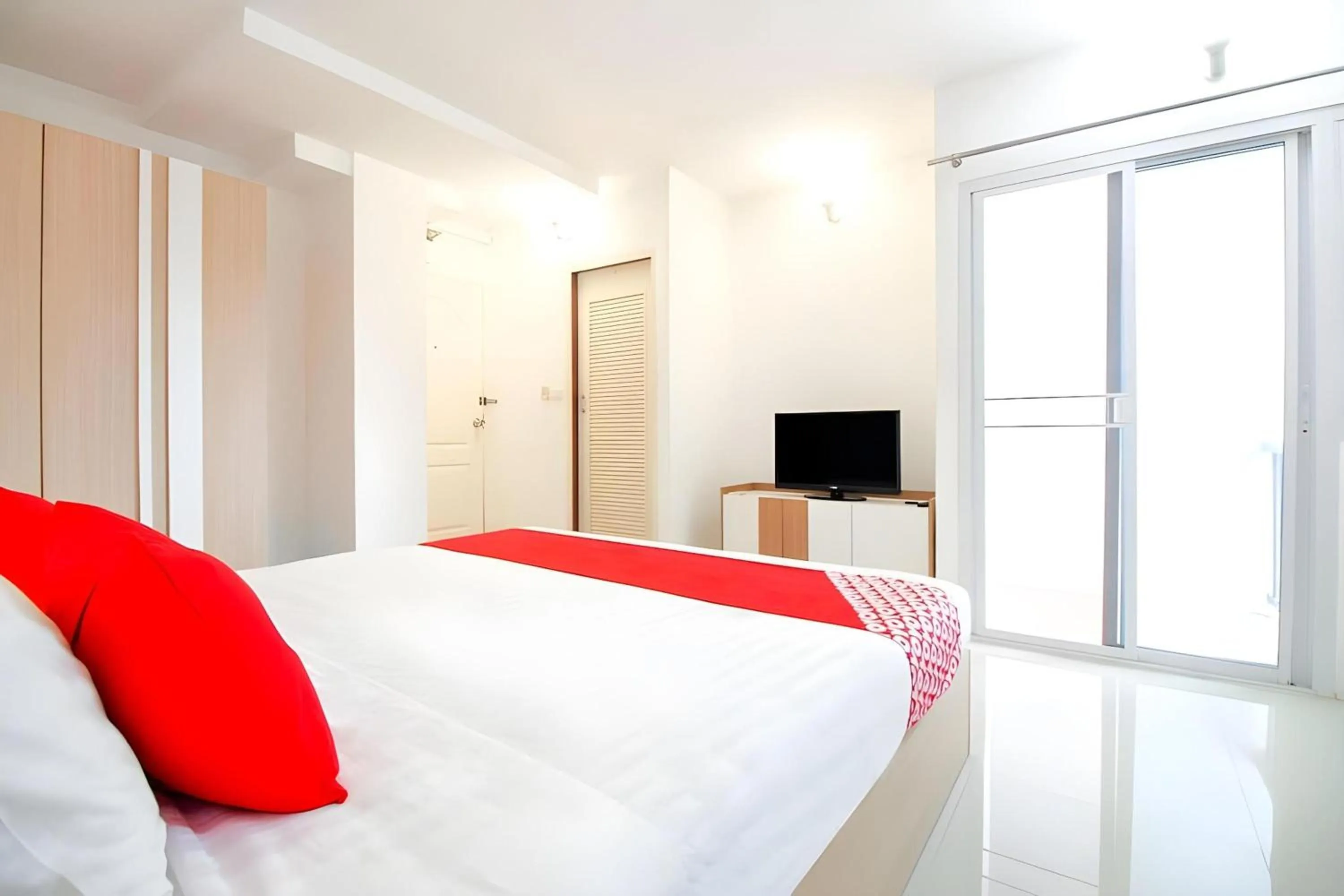 Photo of the whole room in Capital O 411 Grandview Condo 15