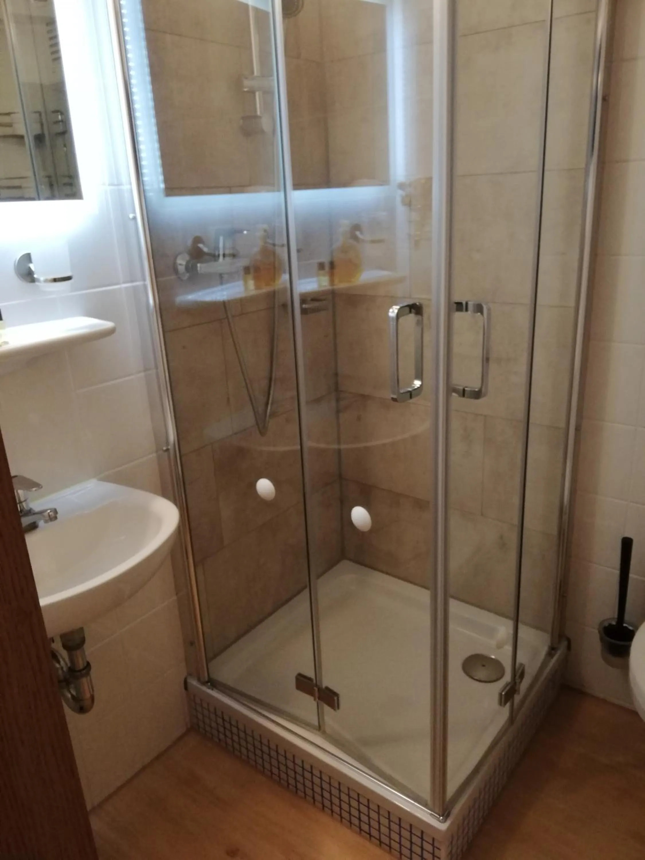 Shower in Landhotel Waldschlößchen mit Gaststube