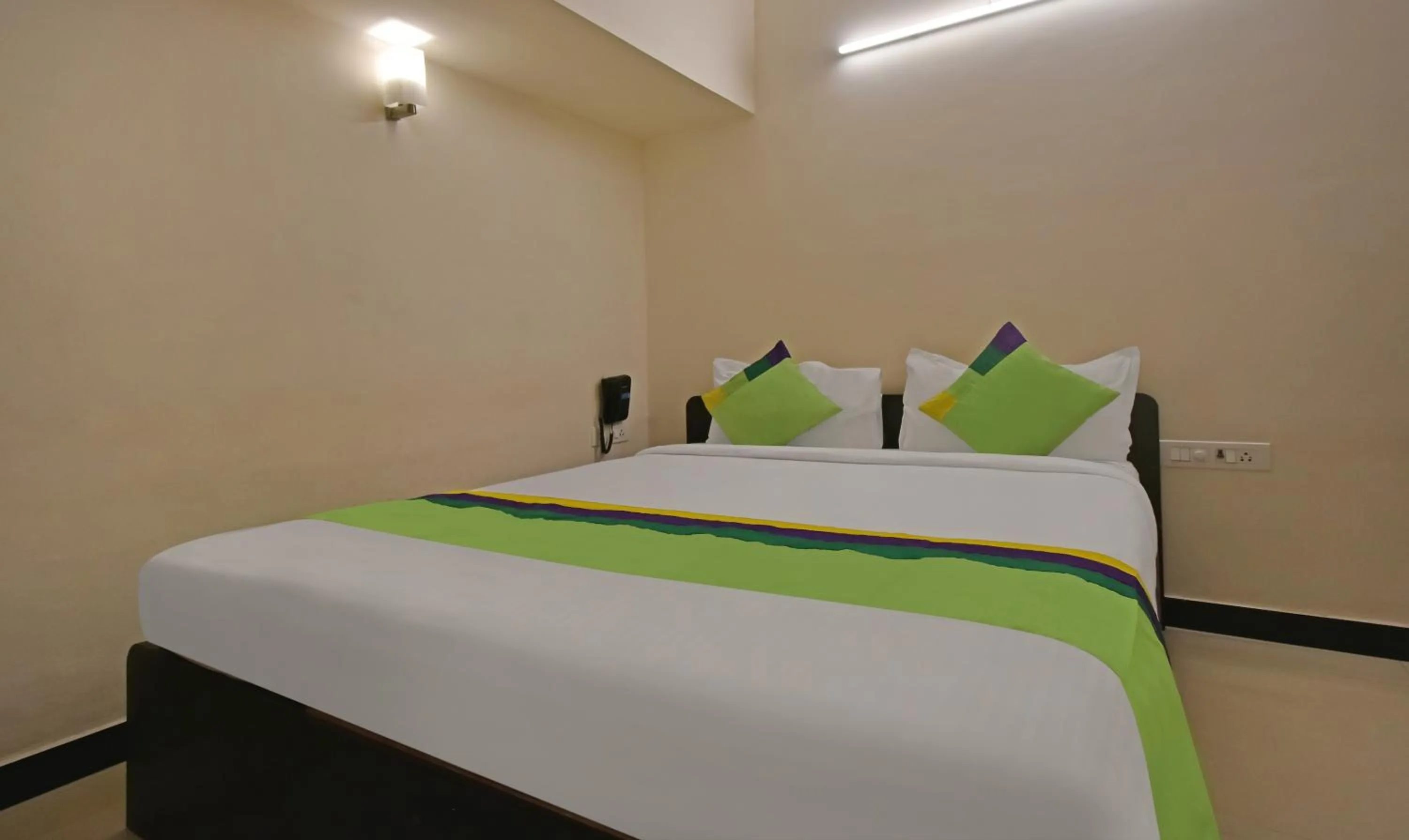 Bedroom, Bed in Treebo Samhaar Residency Thoraipakkam