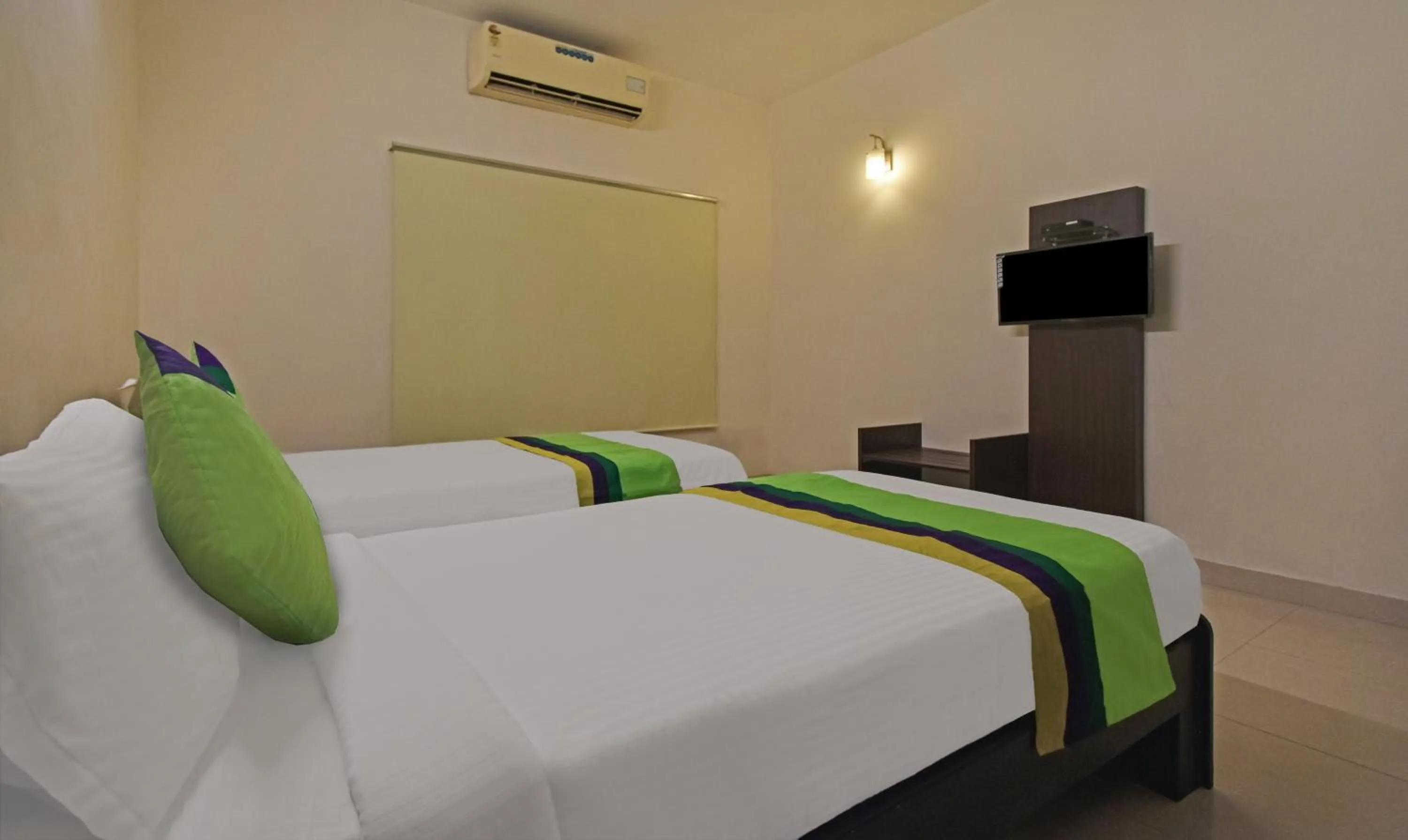 Bedroom, Bed in Treebo Samhaar Residency Thoraipakkam