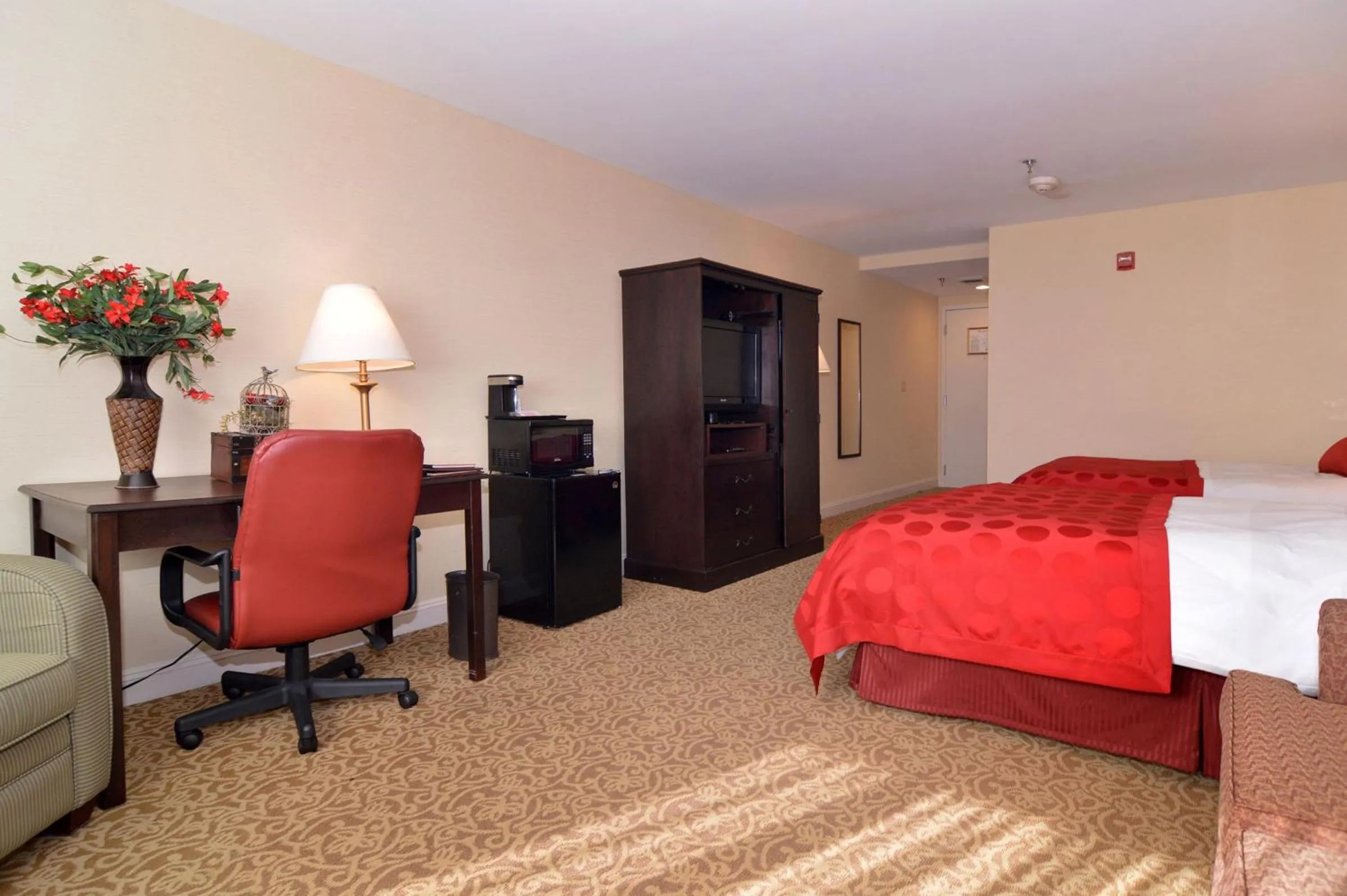 Bedroom, Bed in Ramada by Wyndham Seekonk Providence Area