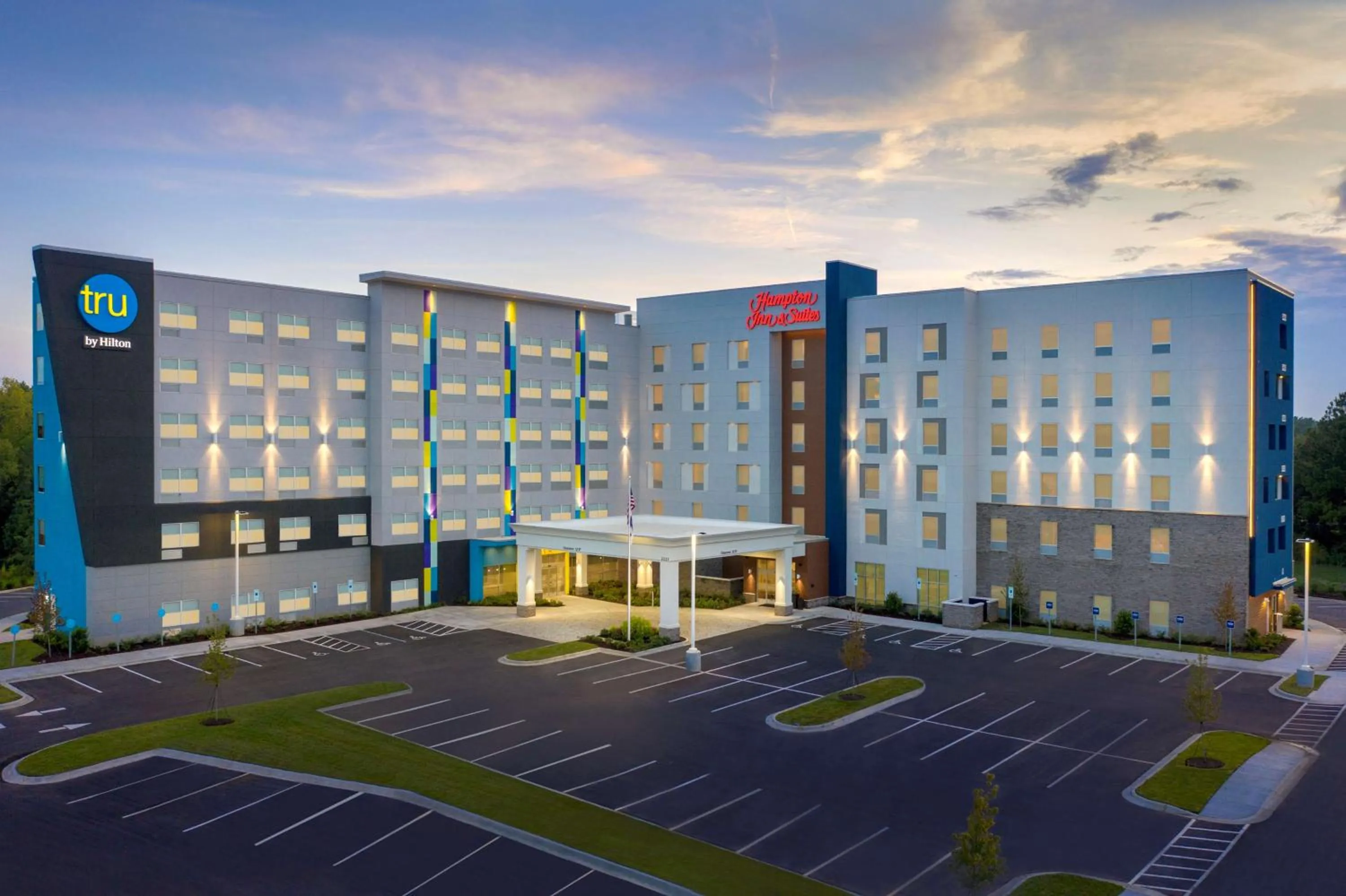 Property building in Hampton Inn & Suites Charlotte Airport Lake Pointe