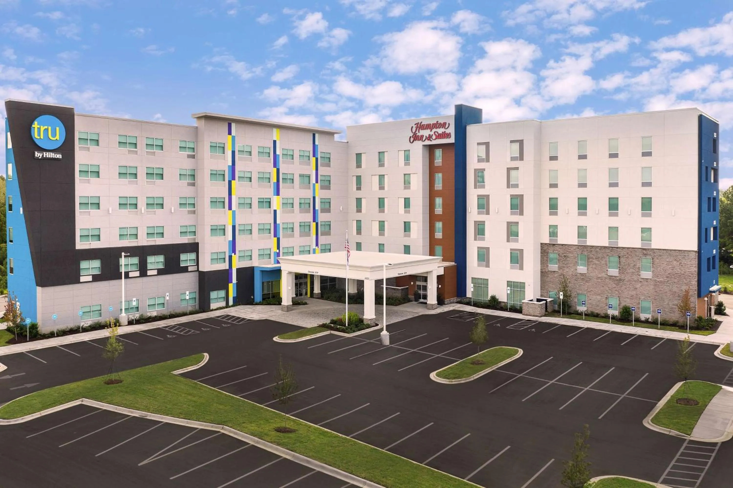 Property building in Hampton Inn & Suites Charlotte Airport Lake Pointe
