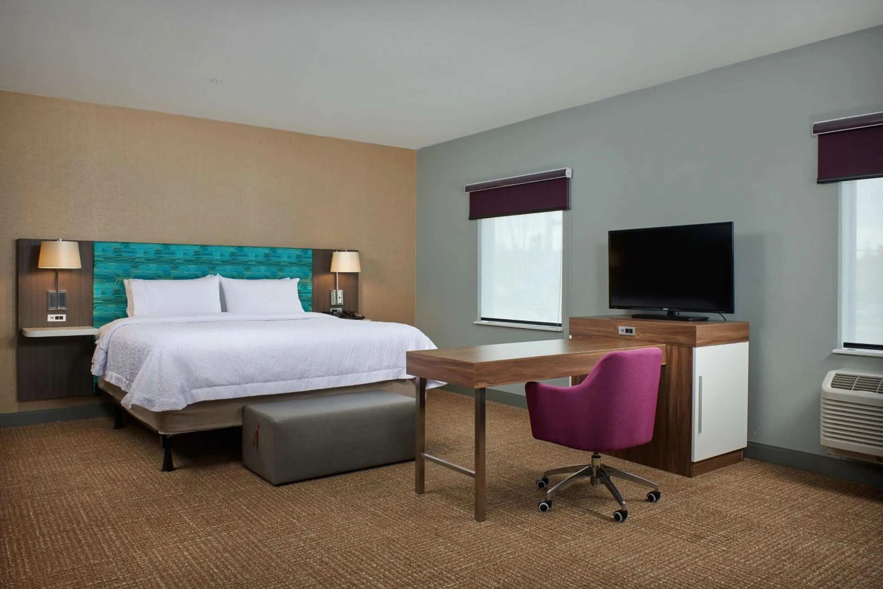 Bedroom, Bed in Hampton Inn Sherwood Portland