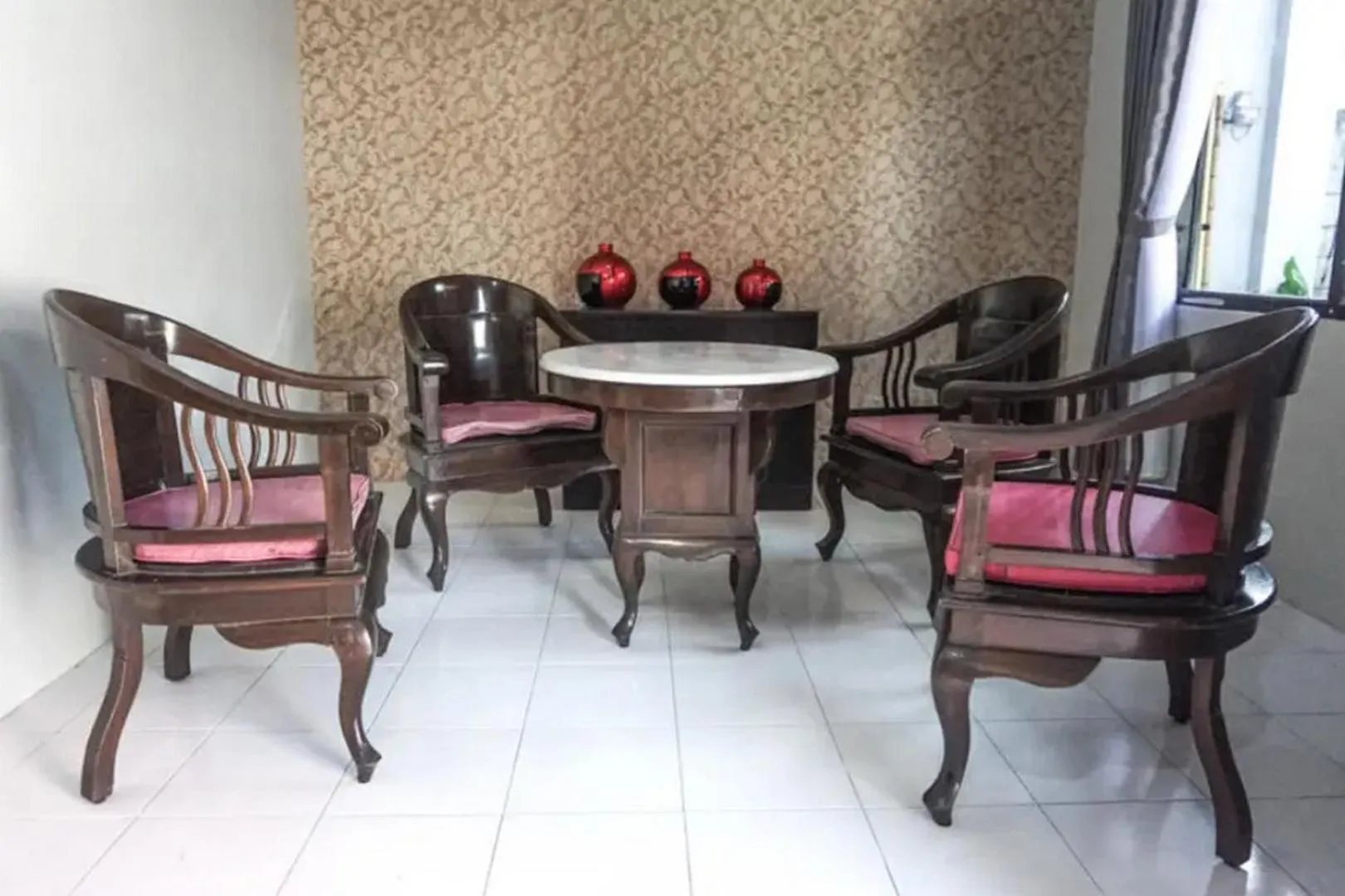 Seating area in RedDoorz at Berlian Homestay Malioboro Yogyakarta
