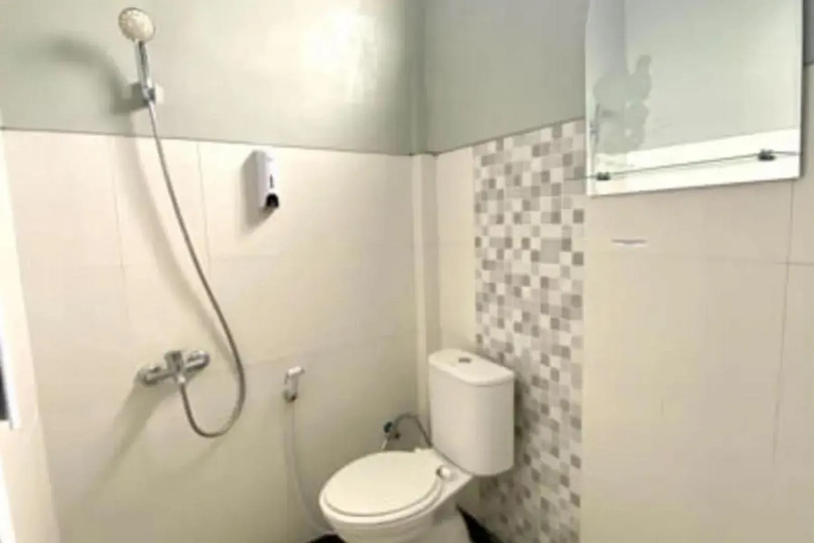 Bathroom in RedDoorz at Berlian Homestay Malioboro Yogyakarta