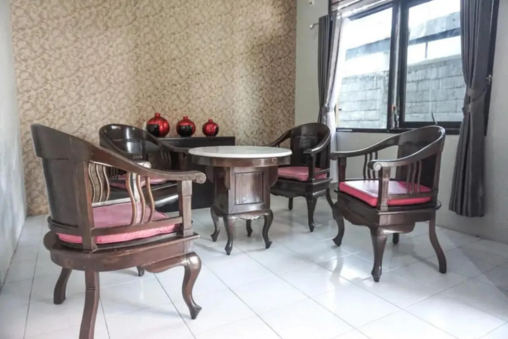Seating area in RedDoorz at Berlian Homestay Malioboro Yogyakarta
