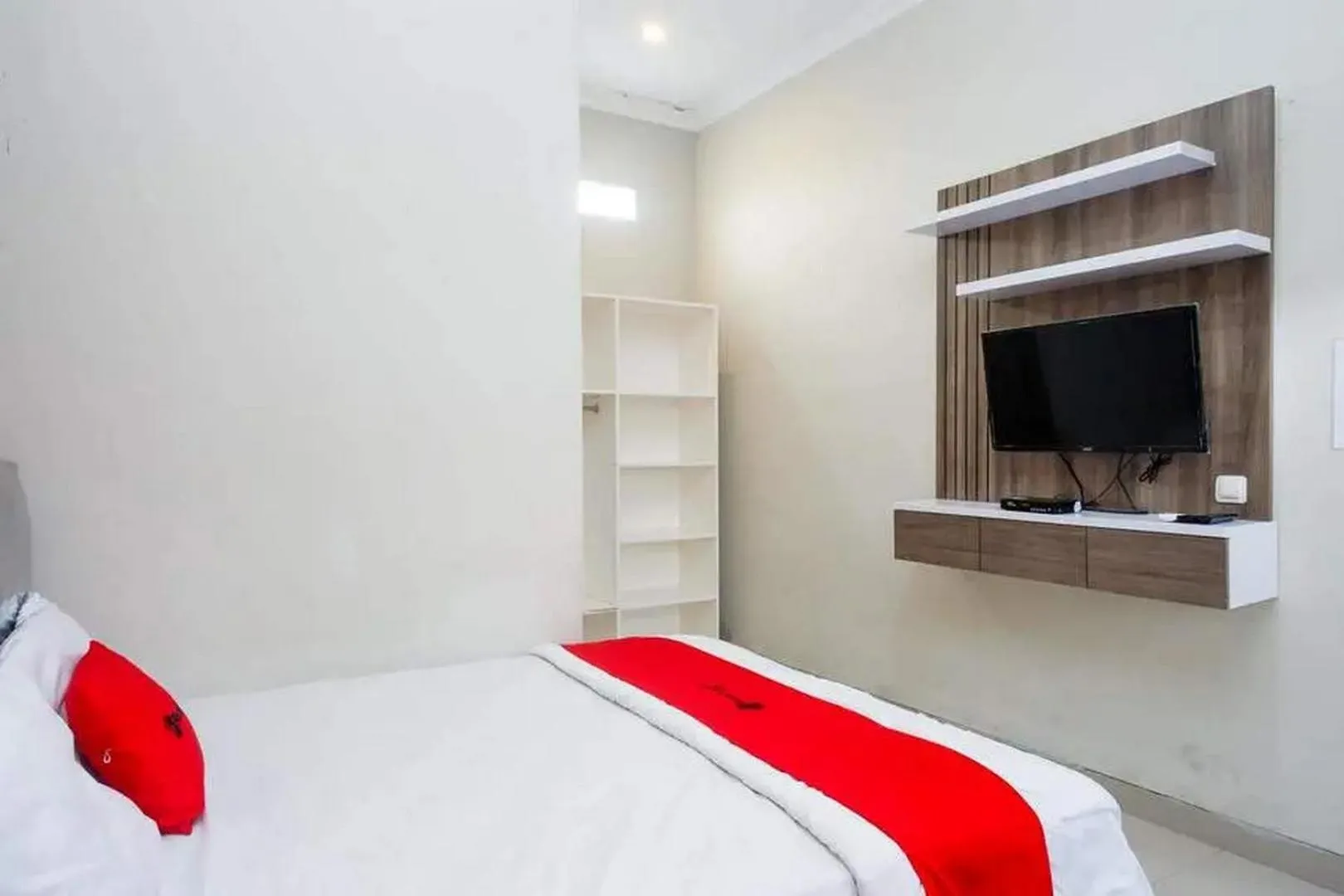 Bedroom, Bed in RedDoorz at Berlian Homestay Malioboro Yogyakarta