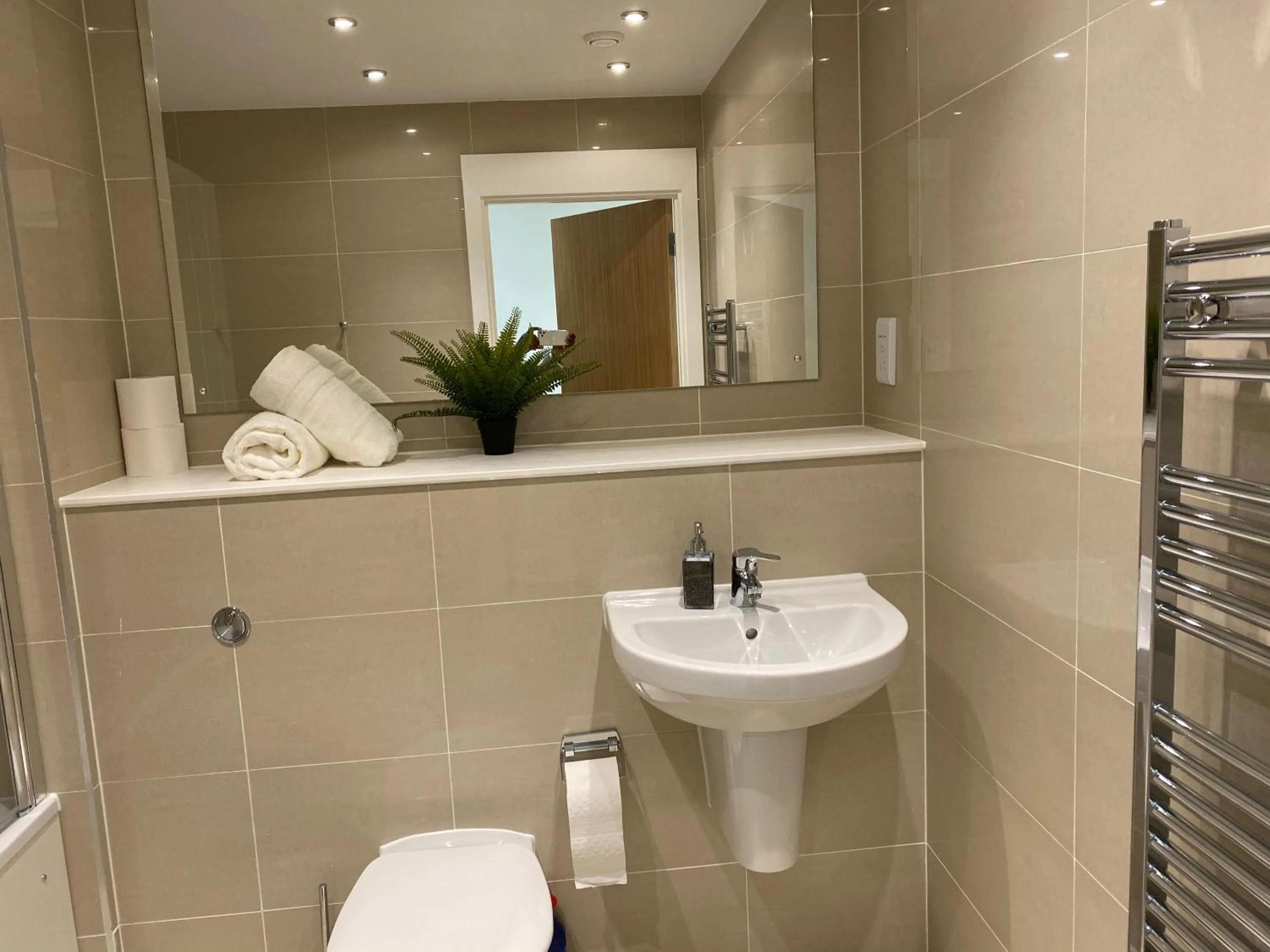 Bathroom in Berks Luxury Serviced Apartments , free parking, free Gym and free wifi