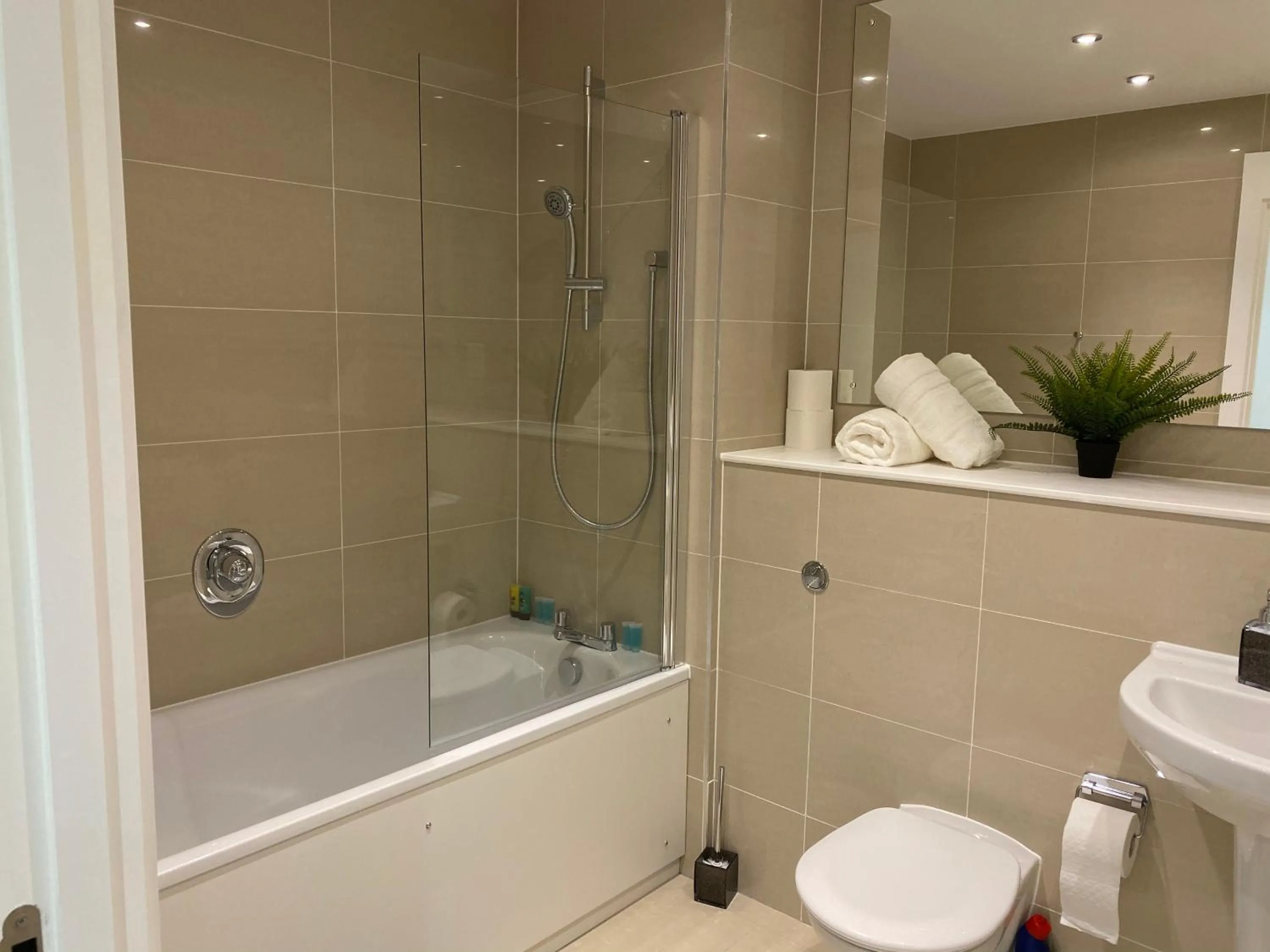 Bathroom in Berks Luxury Serviced Apartments , free parking, free Gym and free wifi