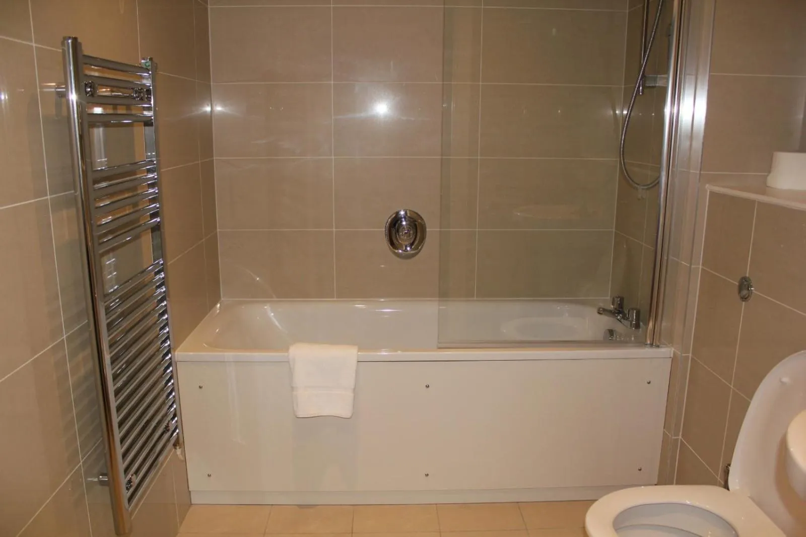 Bathroom in Berks Luxury Serviced Apartments , free parking, free Gym and free wifi