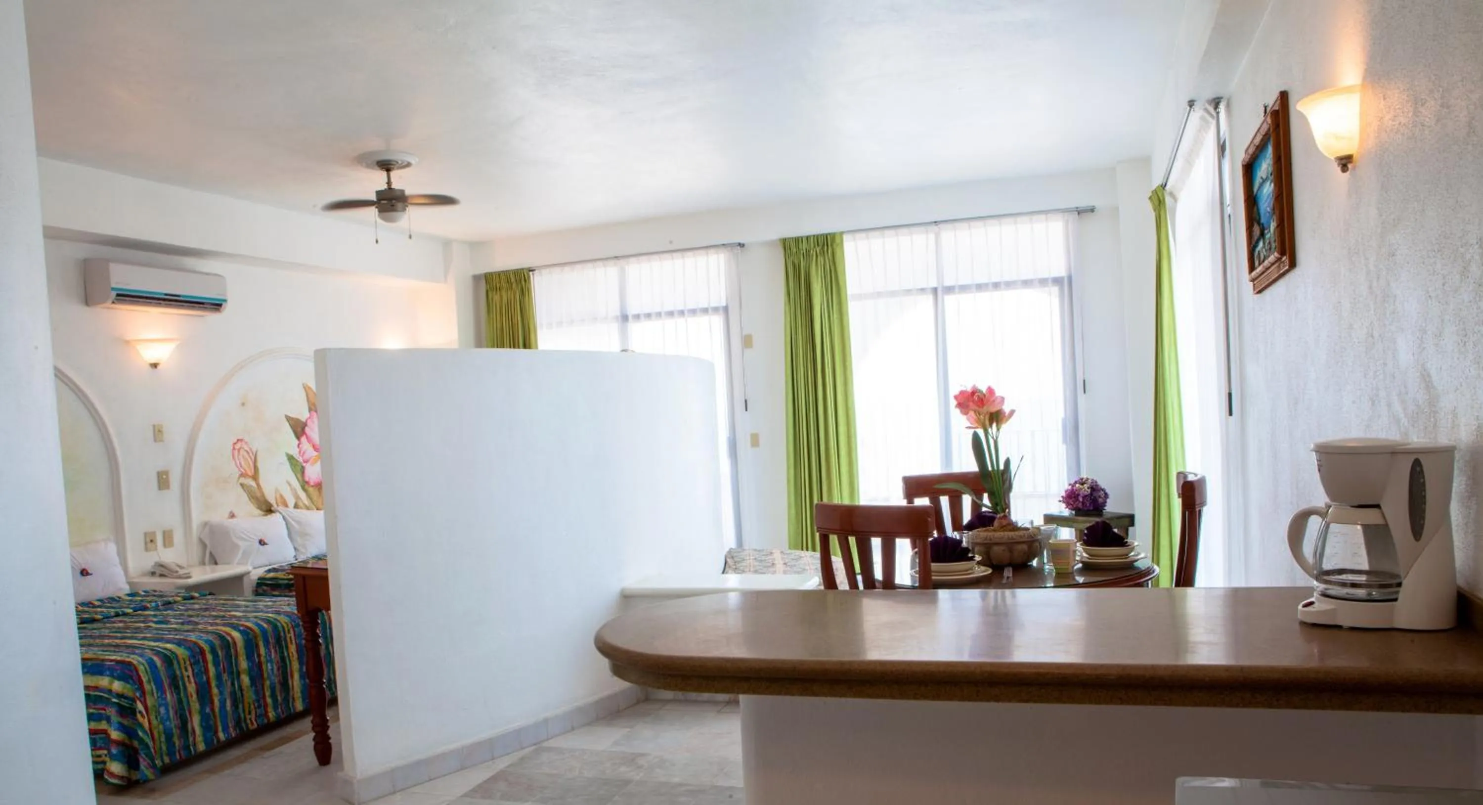 Kitchen or kitchenette, Bed in Hotel La Alondra