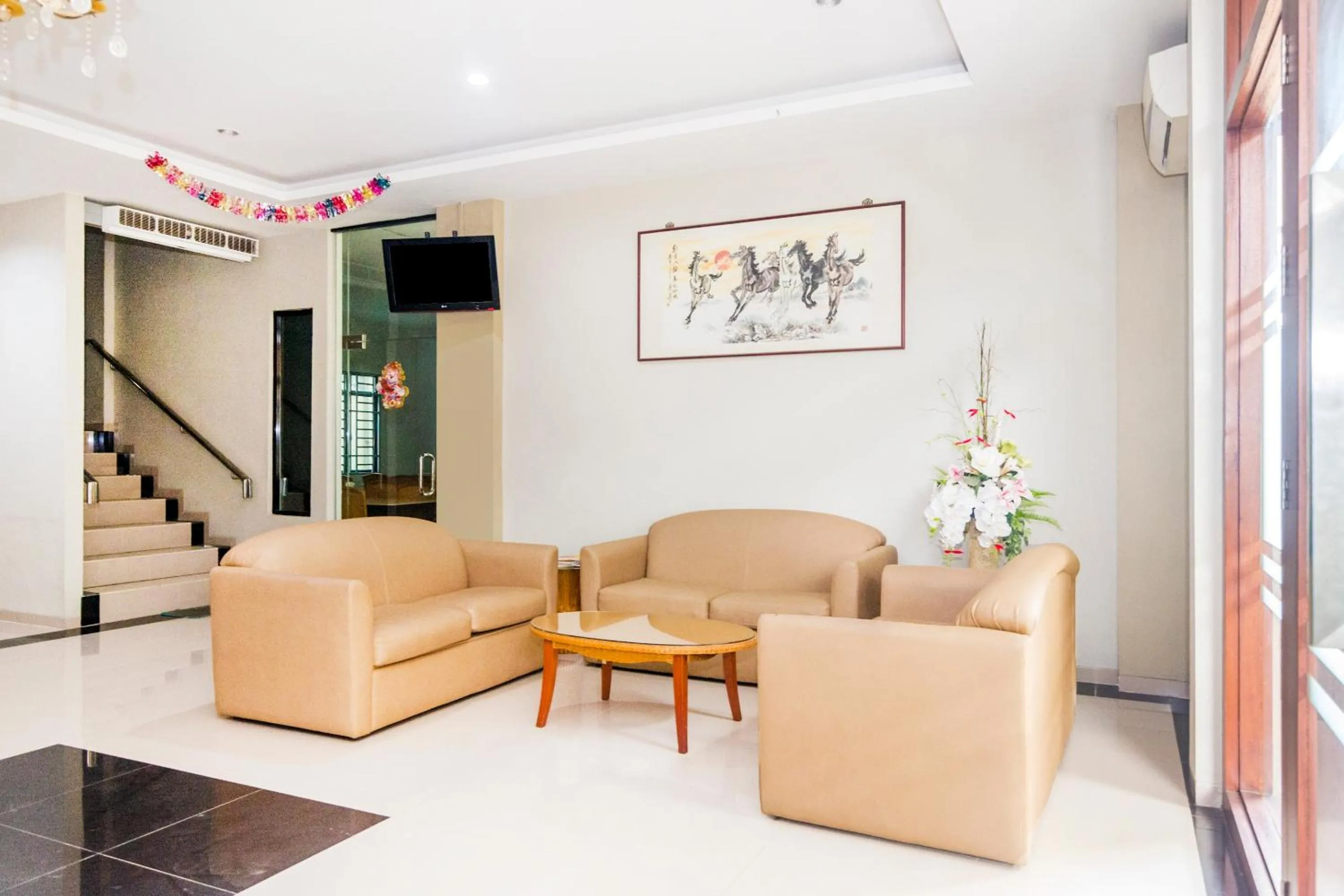 Lobby or reception in Capital O 1867 Kara Guest House