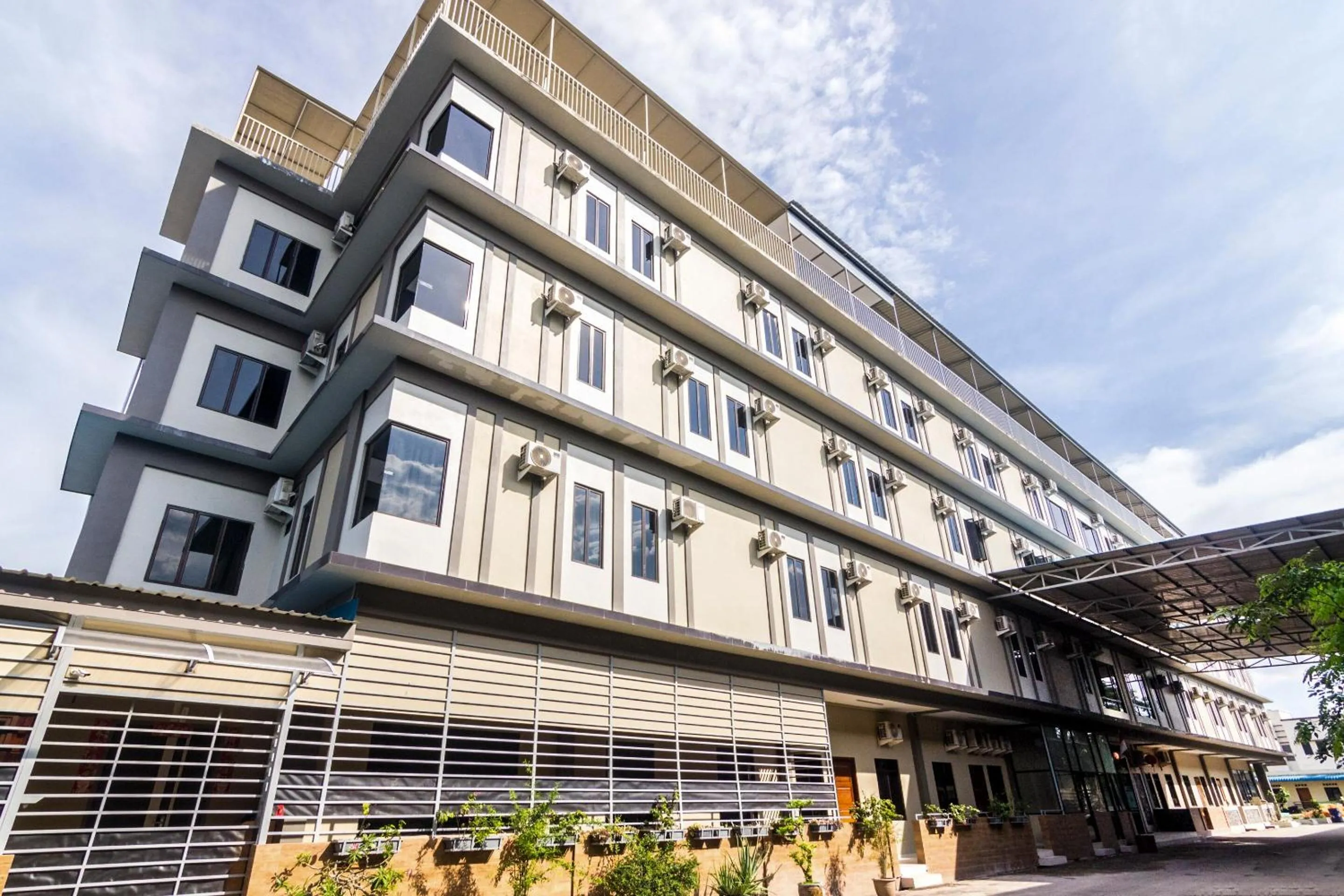 Facade/entrance in Capital O 1867 Kara Guest House