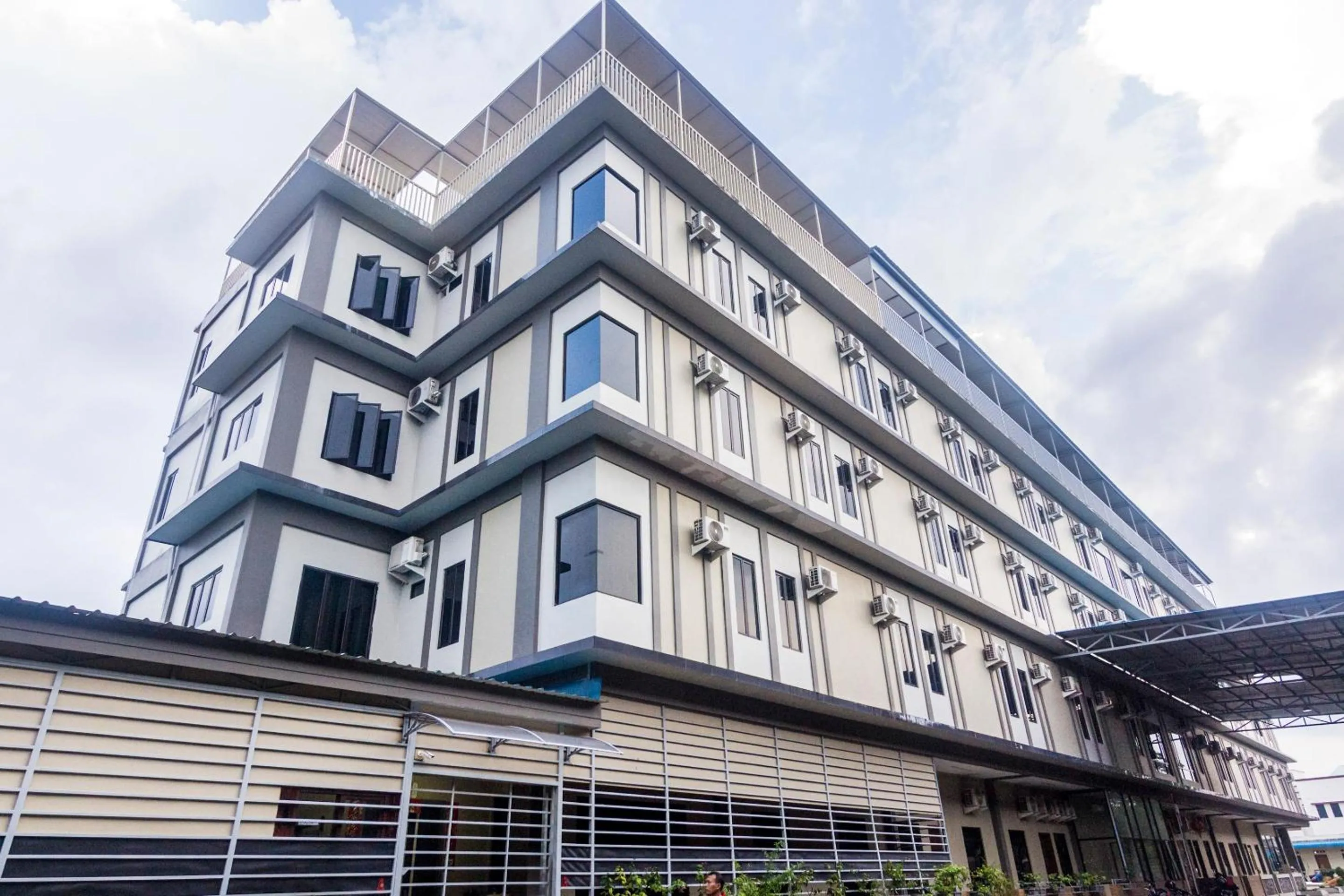 Facade/entrance in Capital O 1867 Kara Guest House