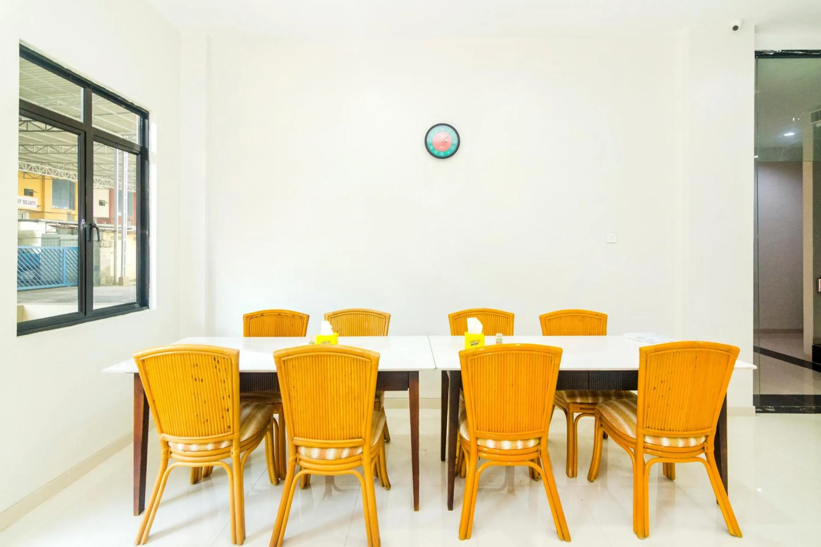 Restaurant/places to eat in Capital O 1867 Kara Guest House