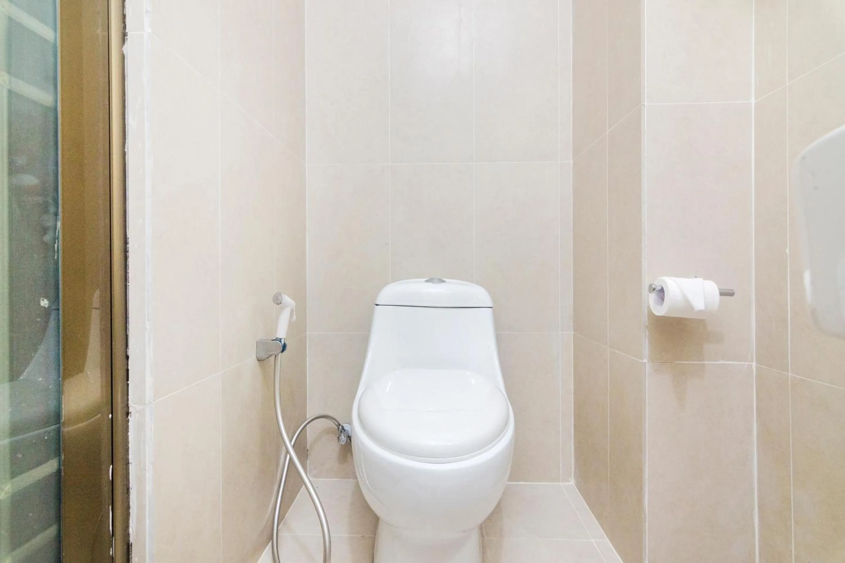 Bathroom in Capital O 1867 Kara Guest House