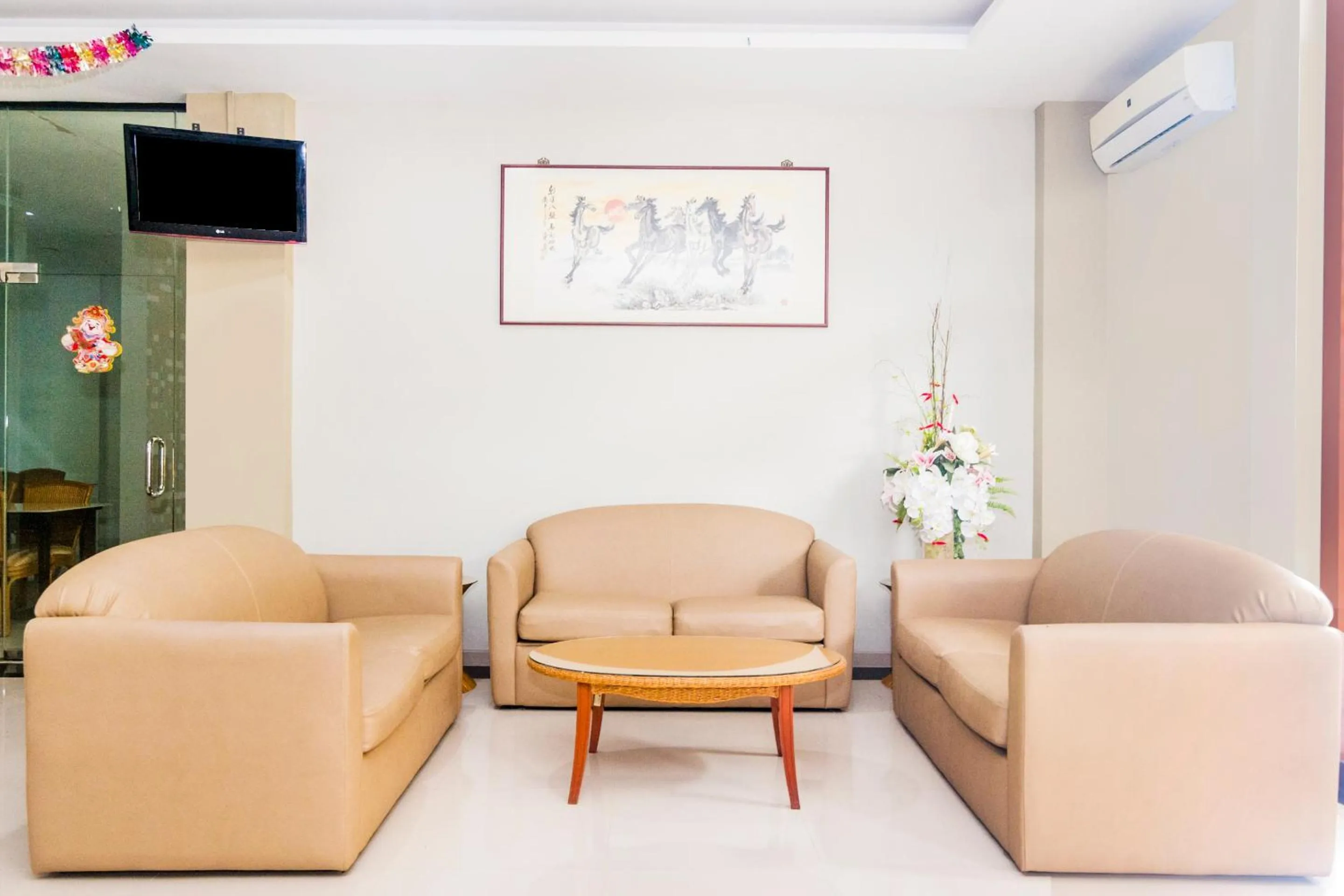 Lobby or reception in Capital O 1867 Kara Guest House