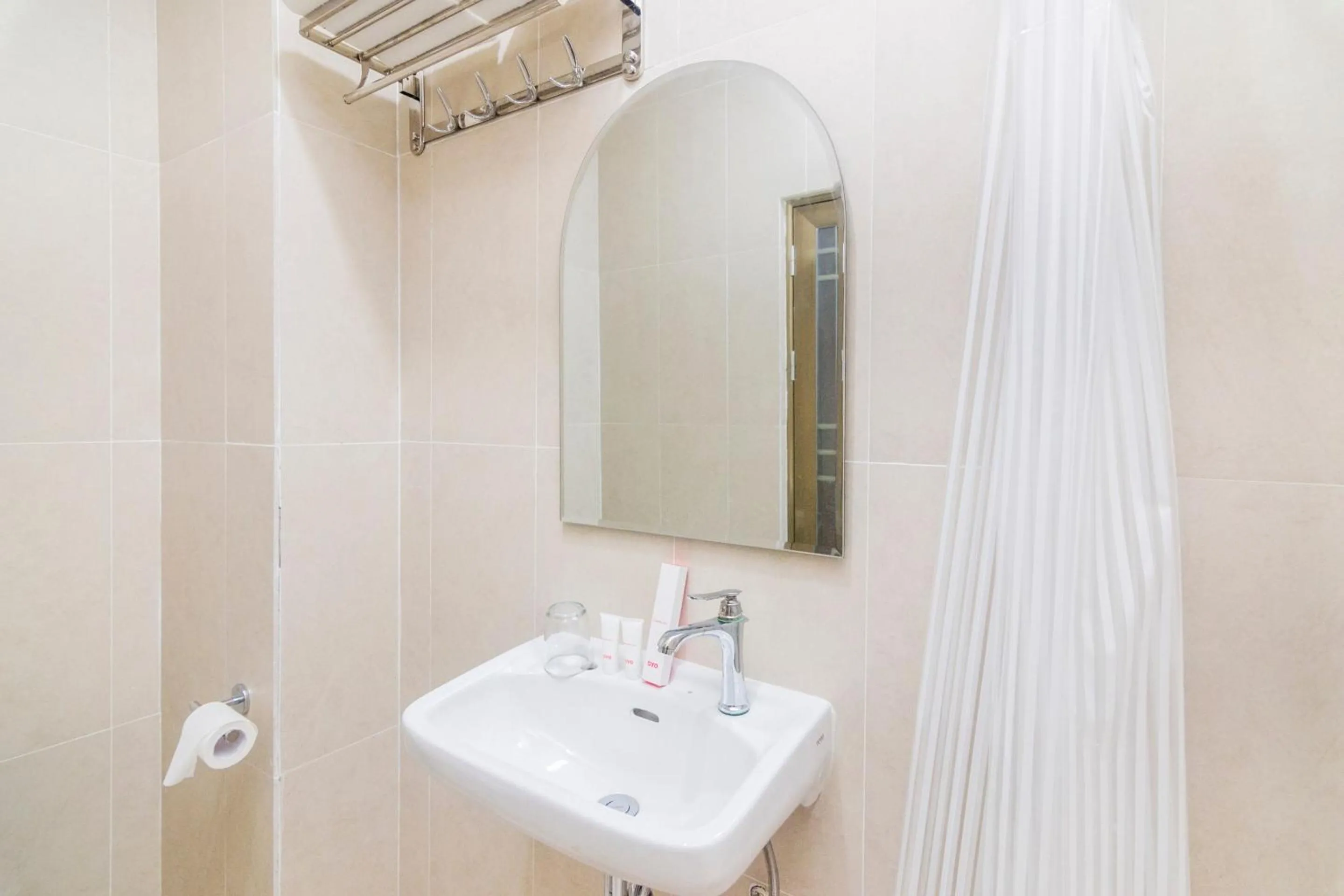 Bathroom in Capital O 1867 Kara Guest House