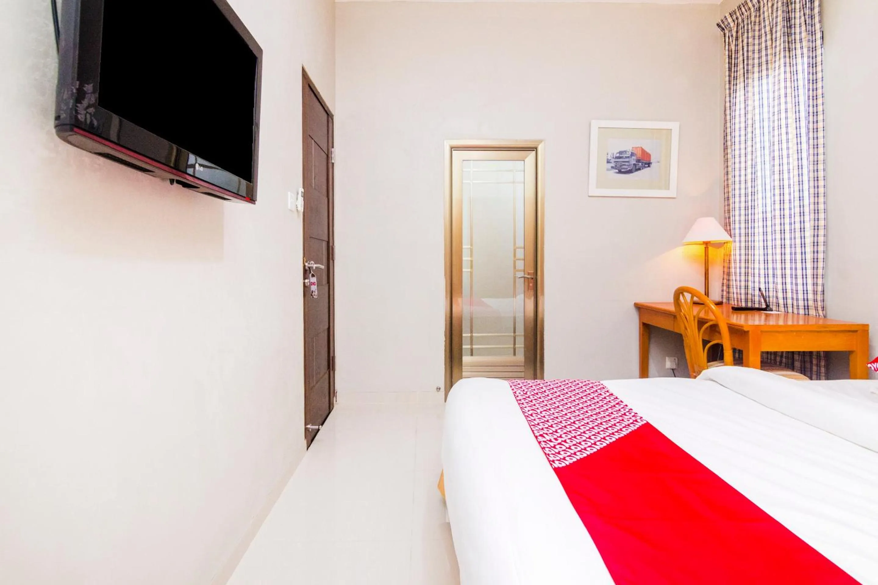 Bathroom, Bed in Capital O 1867 Kara Guest House