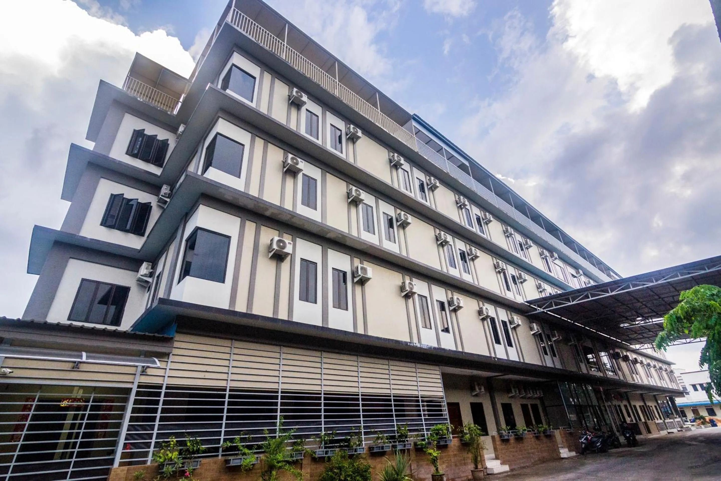 Facade/entrance in Capital O 1867 Kara Guest House