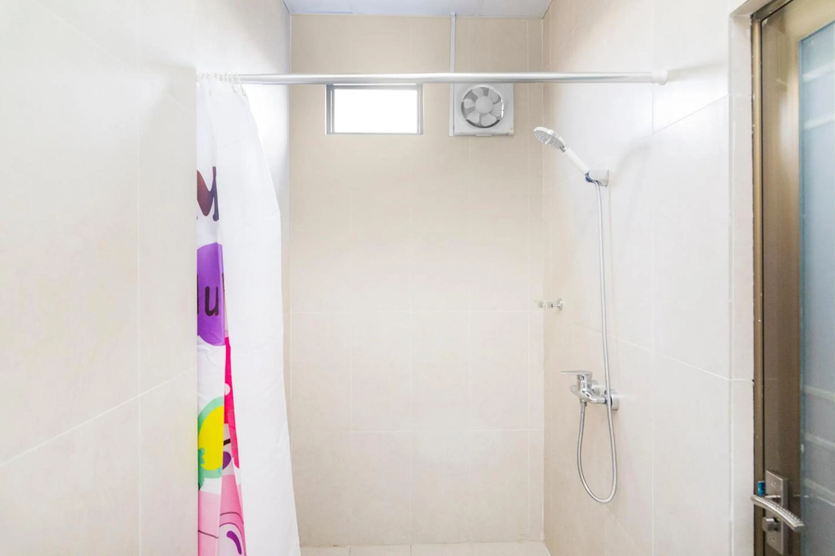 Bathroom in Capital O 1867 Kara Guest House