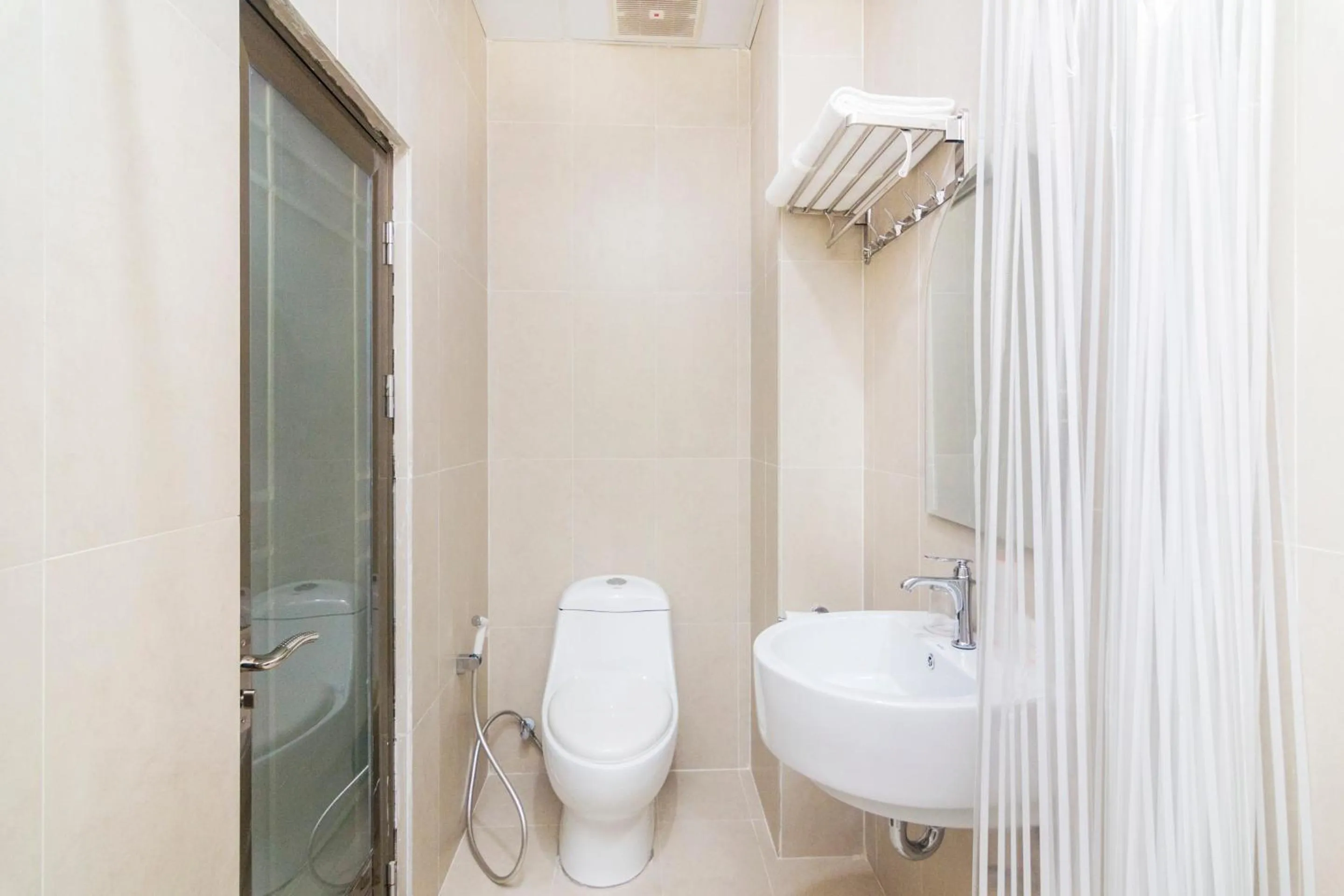 Bathroom in Capital O 1867 Kara Guest House