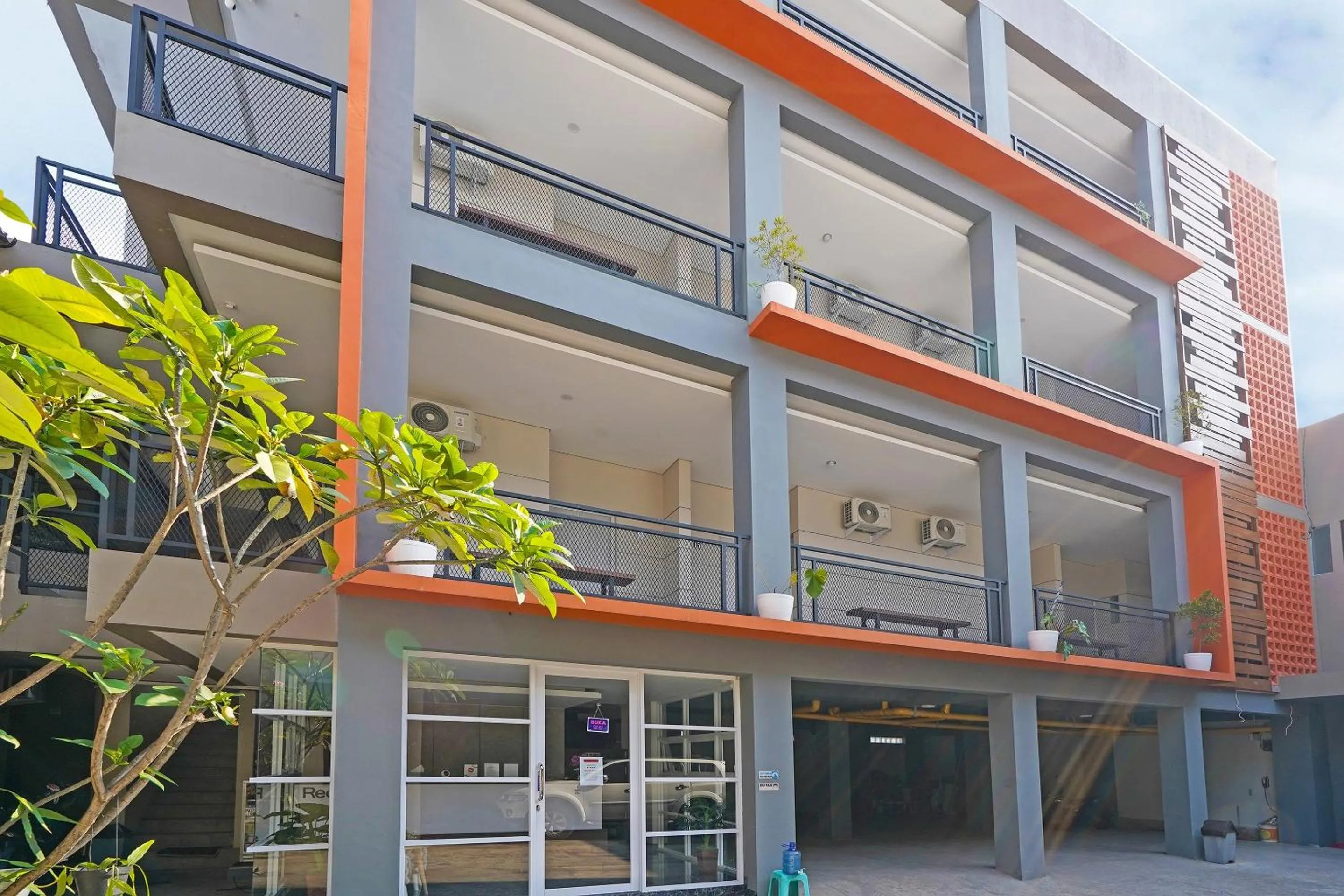 Lobby or reception in Capital O 1898 Louise Place