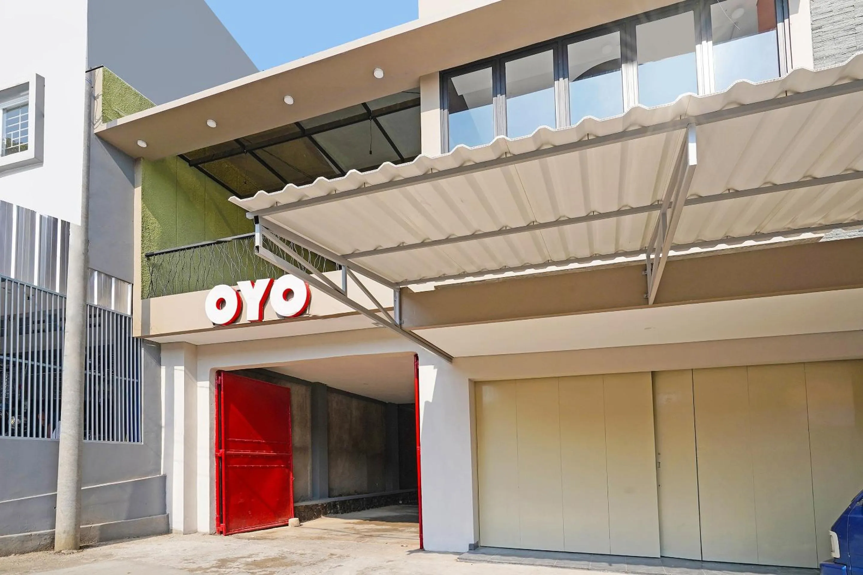 Facade/entrance in Capital O 1898 Louise Place