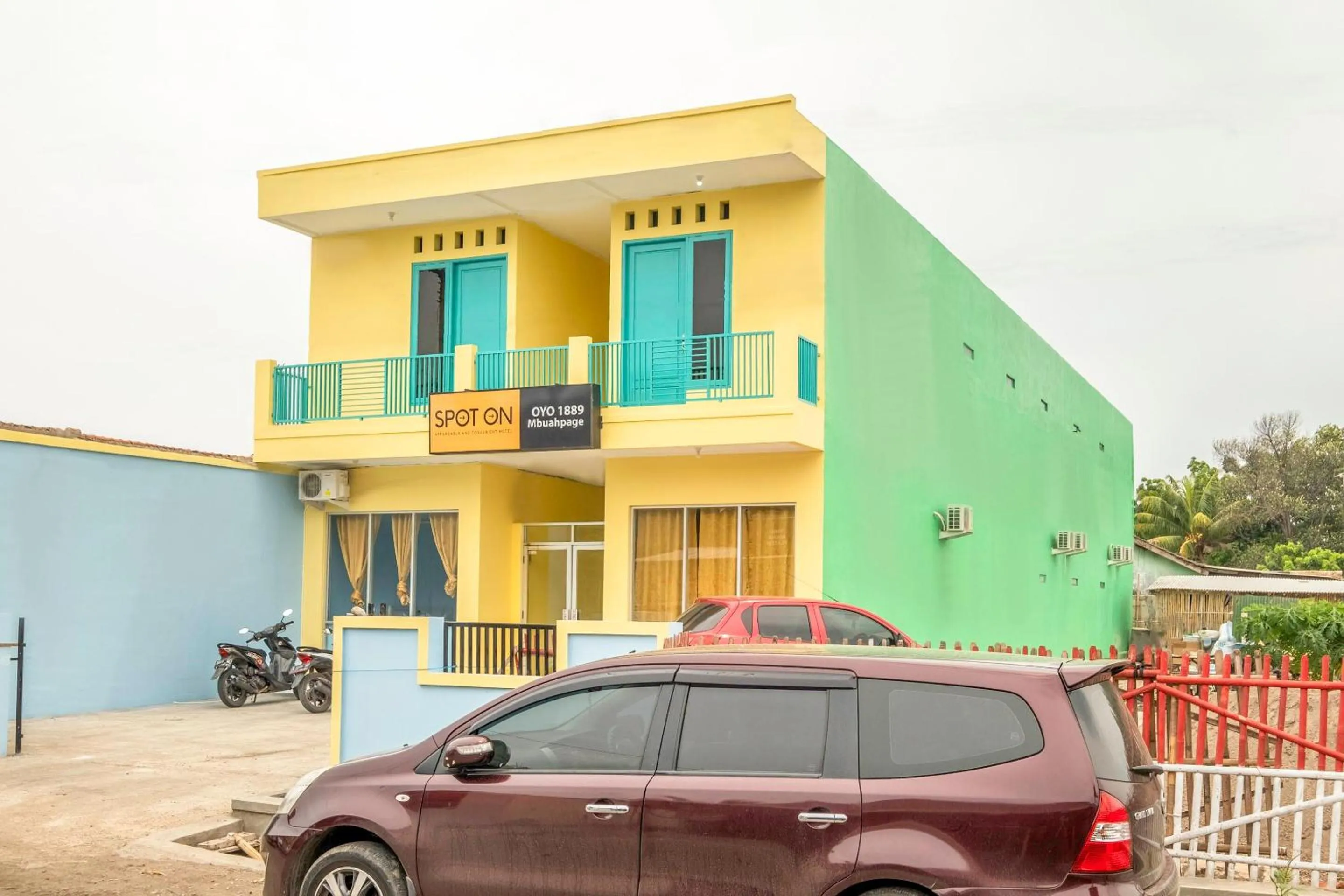 Facade/entrance in OYO Life 1889 Mbuahpage