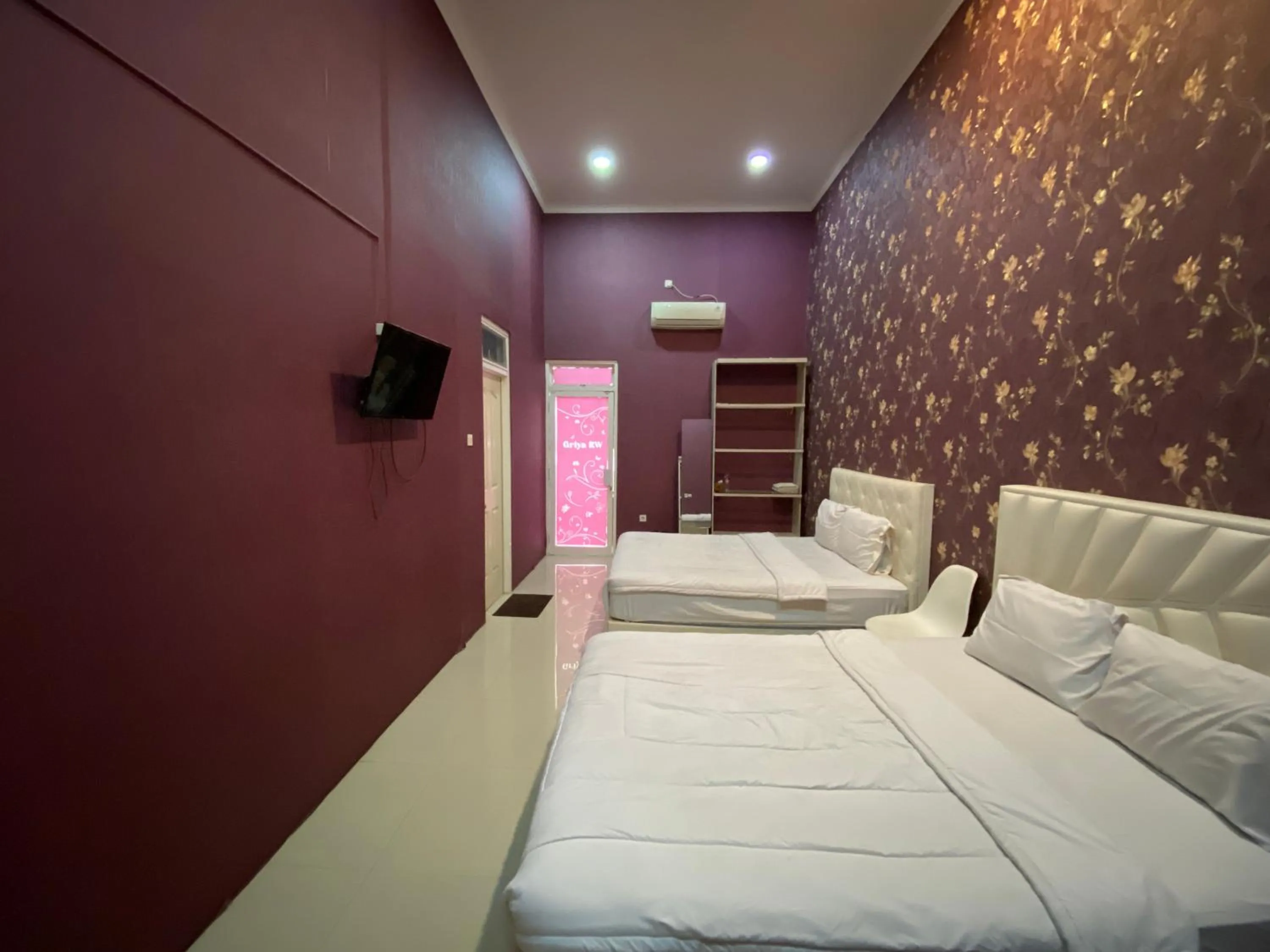 Bedroom, Bed in Griya RW Family Guest House Redpartner