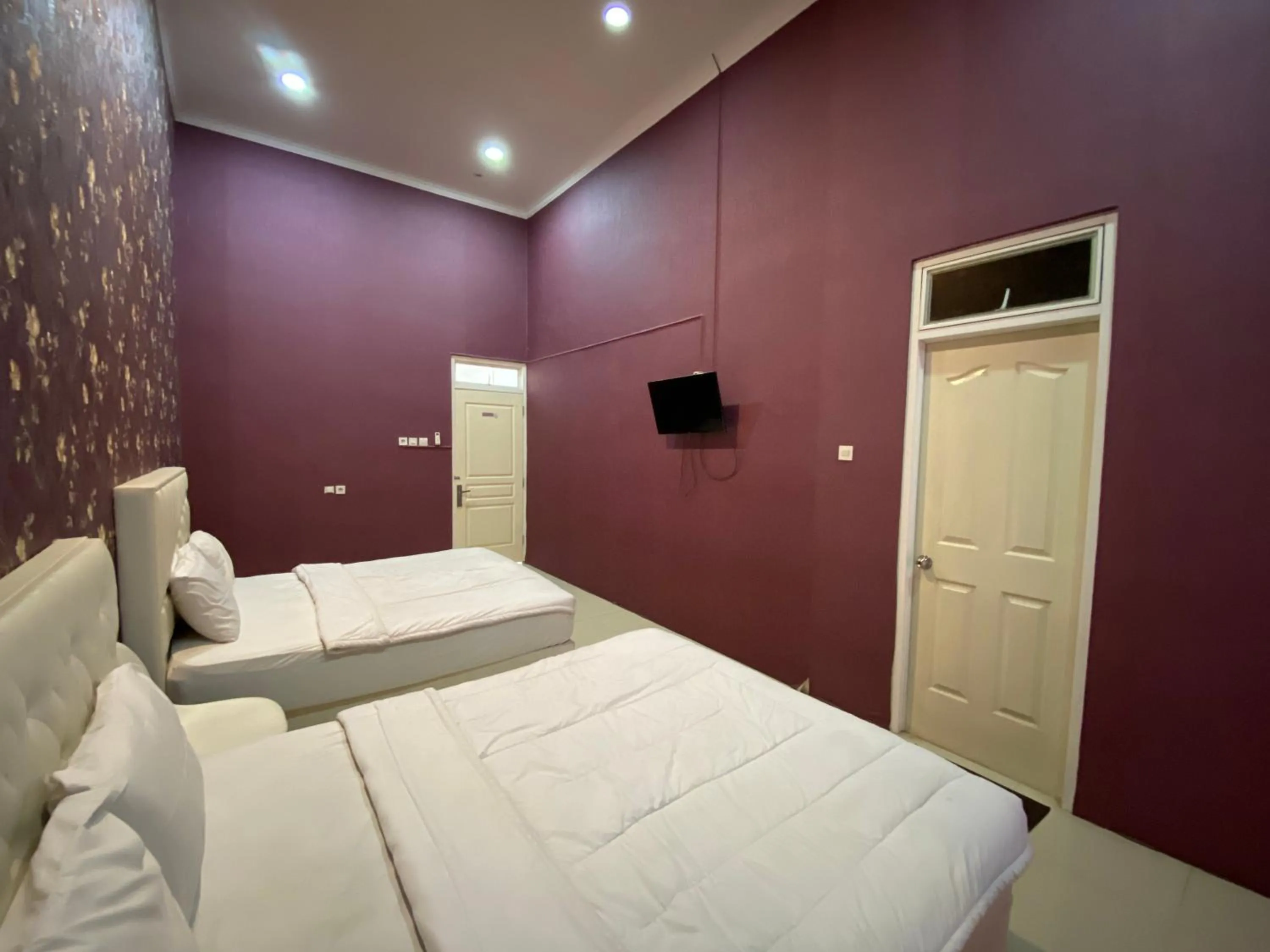 Bedroom, Bed in Griya RW Family Guest House Redpartner