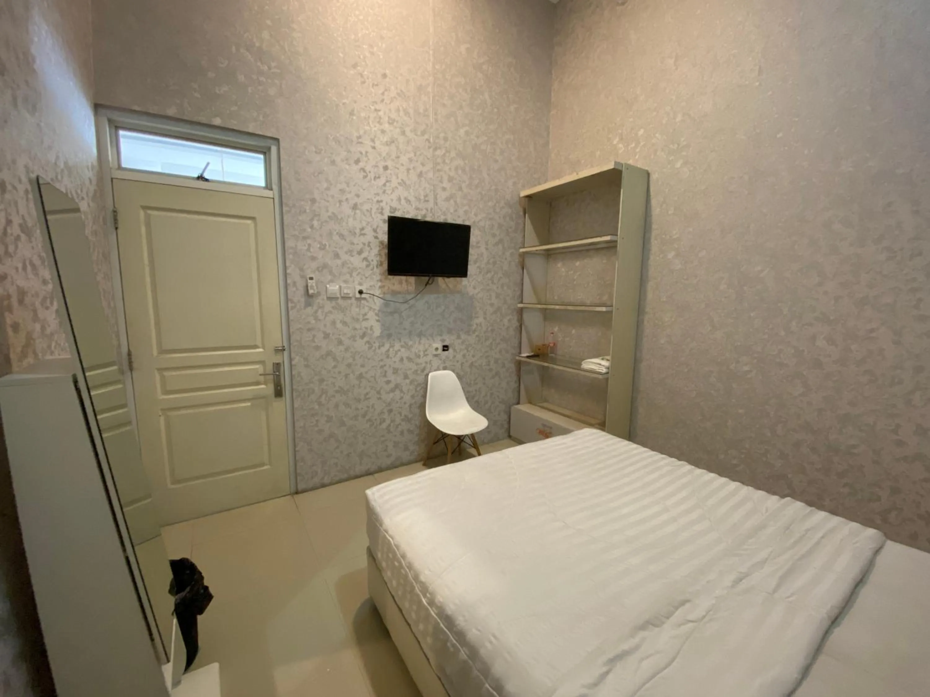 Bedroom, Bed in Griya RW Family Guest House Redpartner