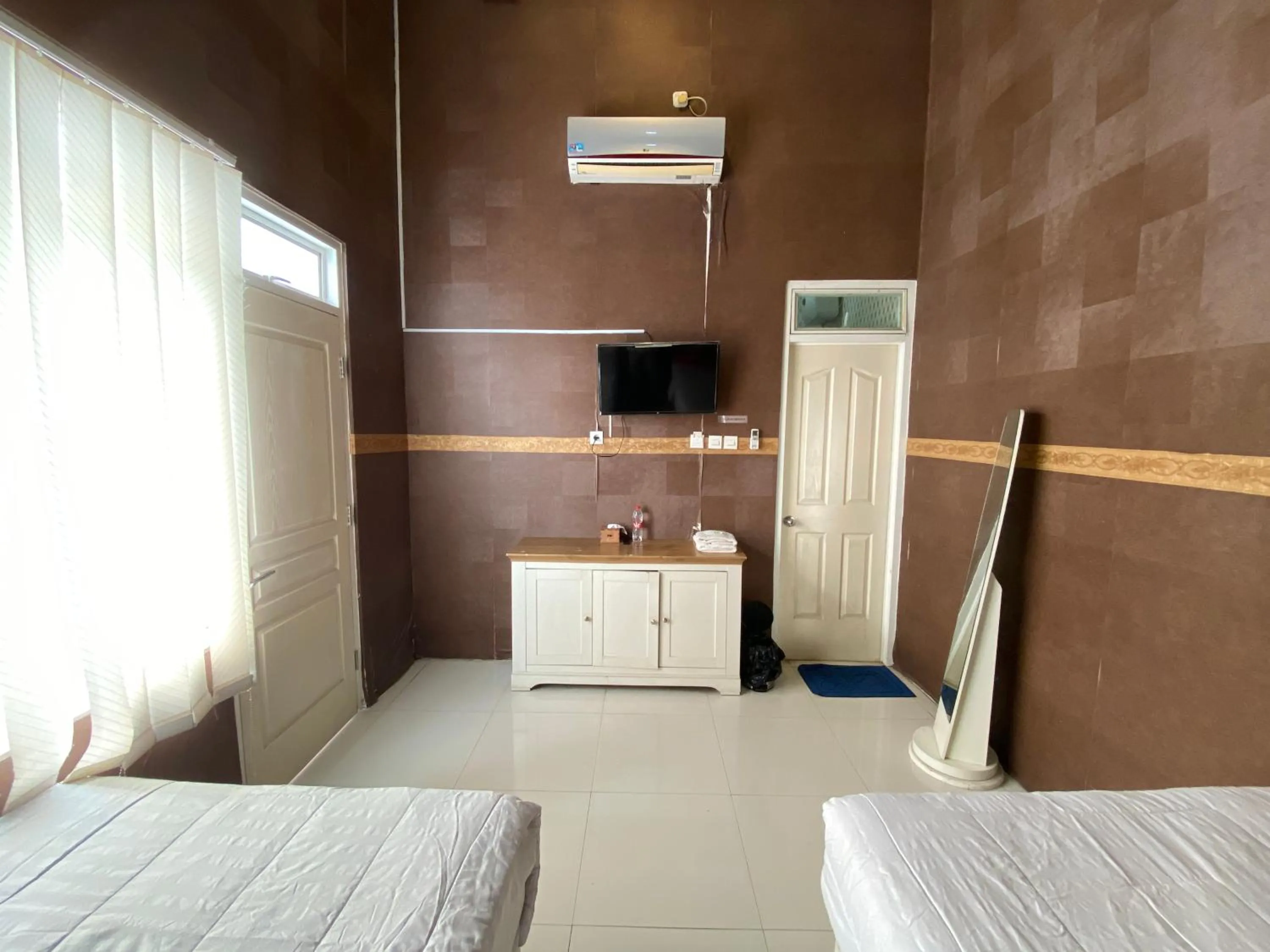 Bedroom, Bed in Griya RW Family Guest House Redpartner