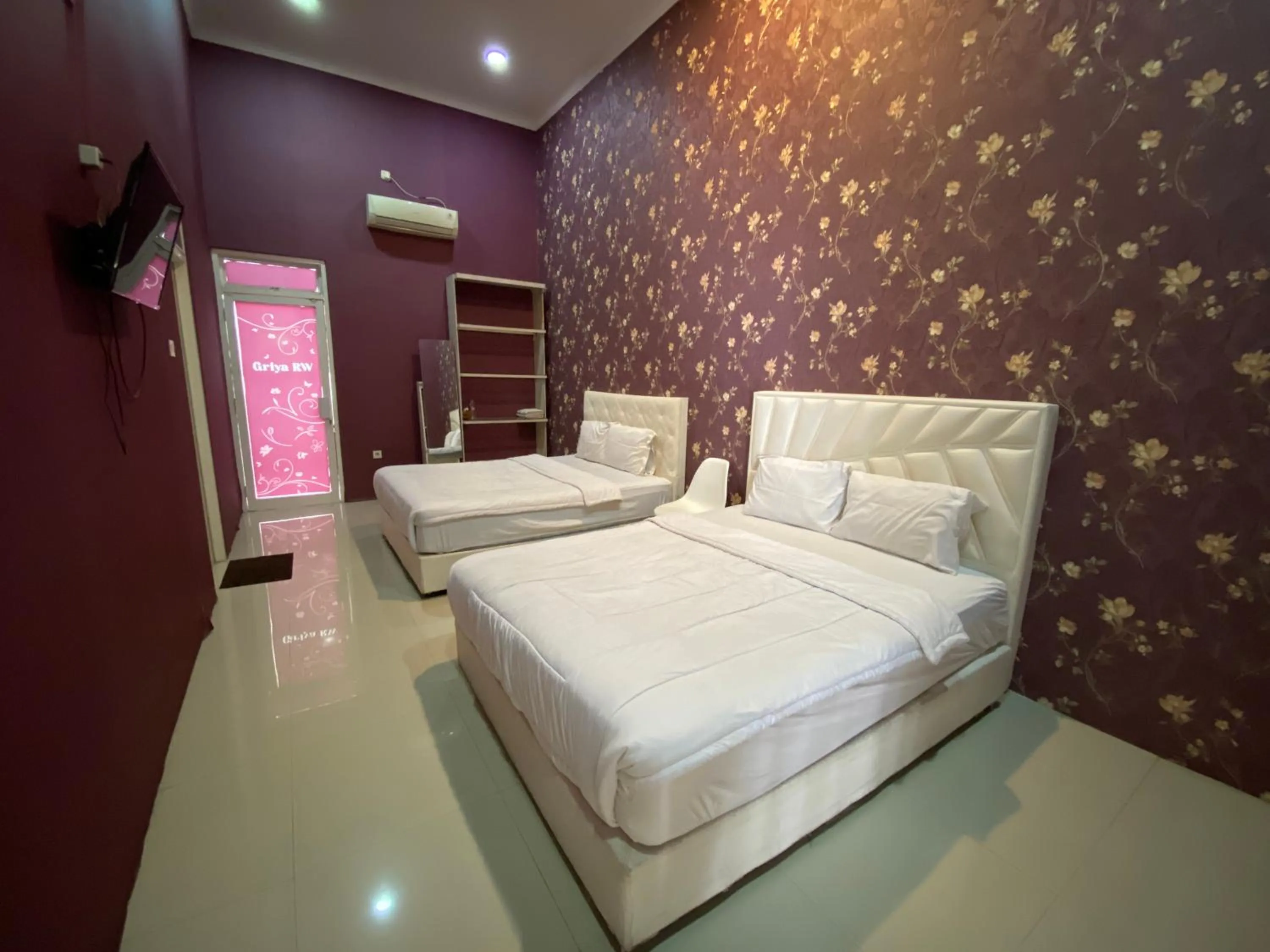 Bedroom, Bed in Griya RW Family Guest House Redpartner