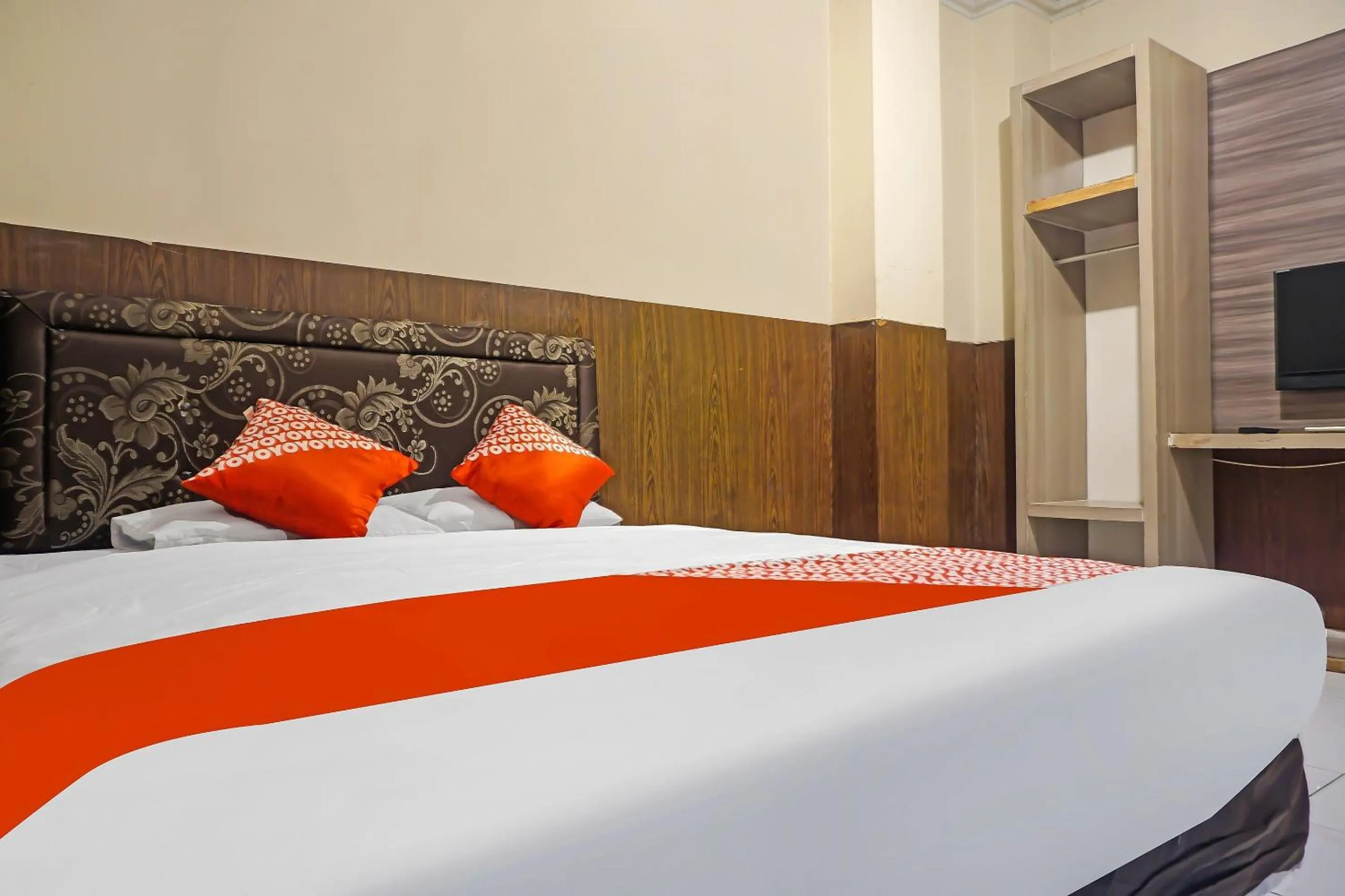 Bedroom, Bed in Hotel O Diamond Inn Makassar