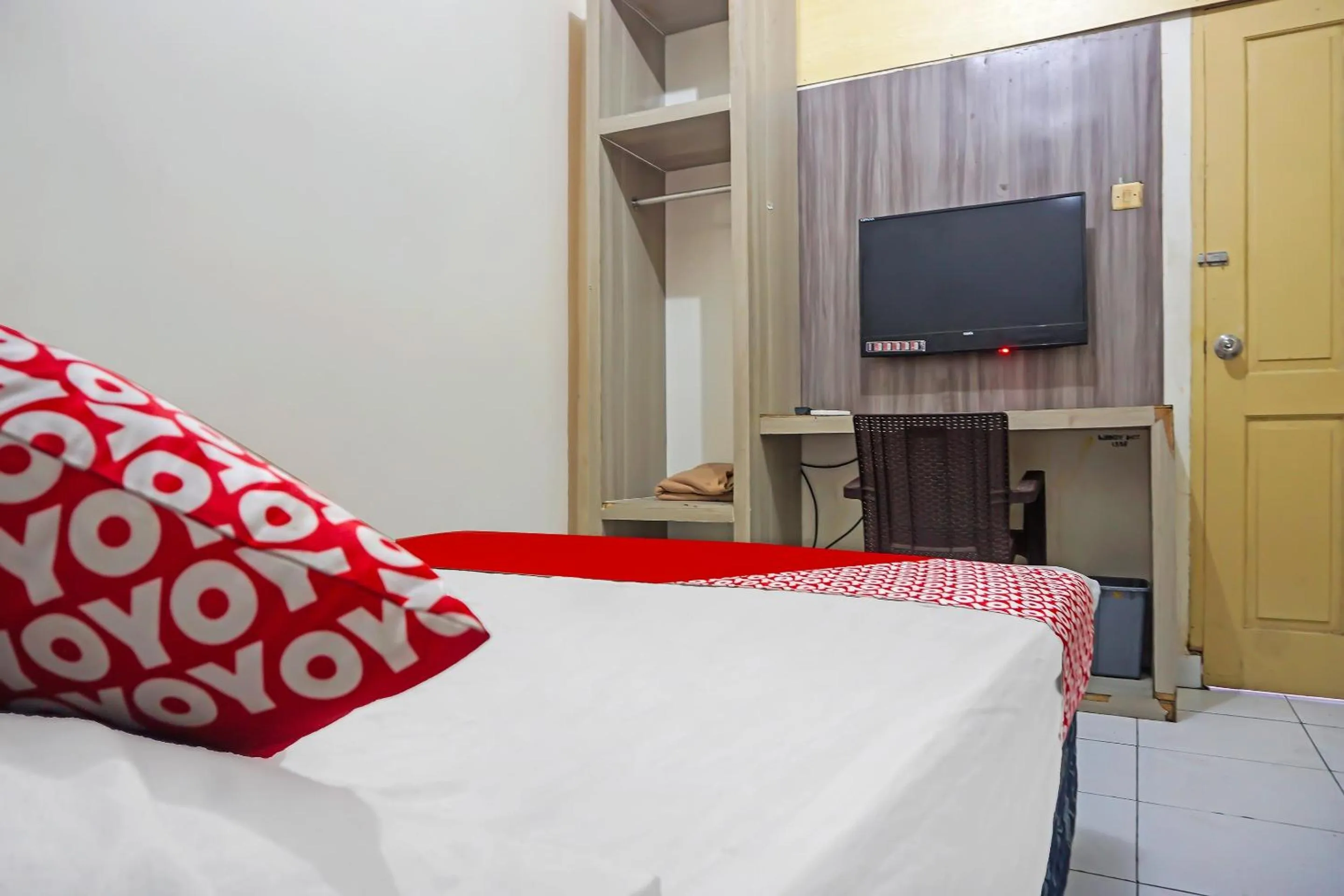 Bedroom, Bed in Hotel O Diamond Inn Makassar