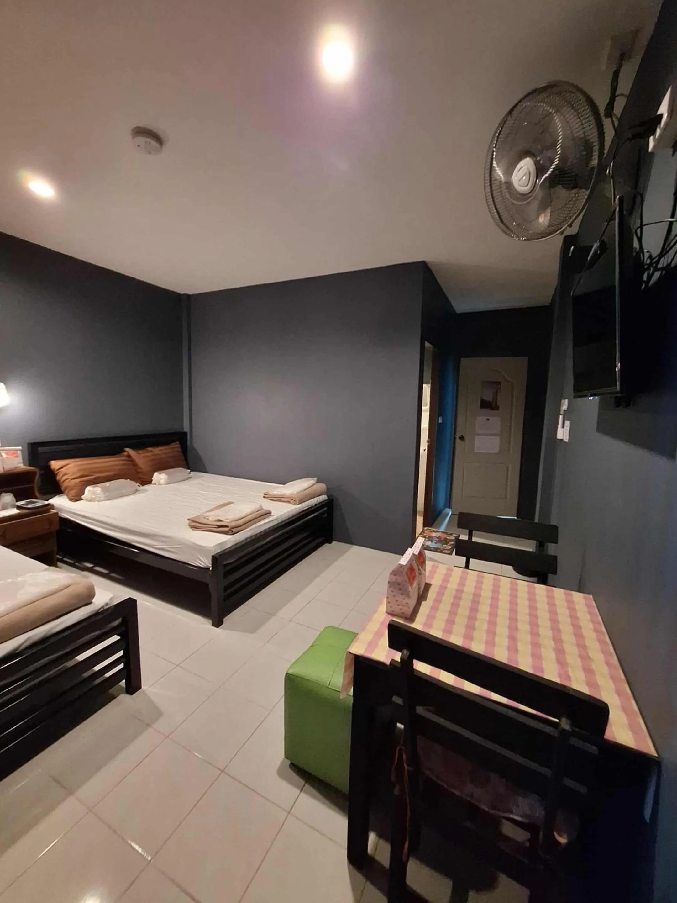 Photo of the whole room, Bed in BedCabin