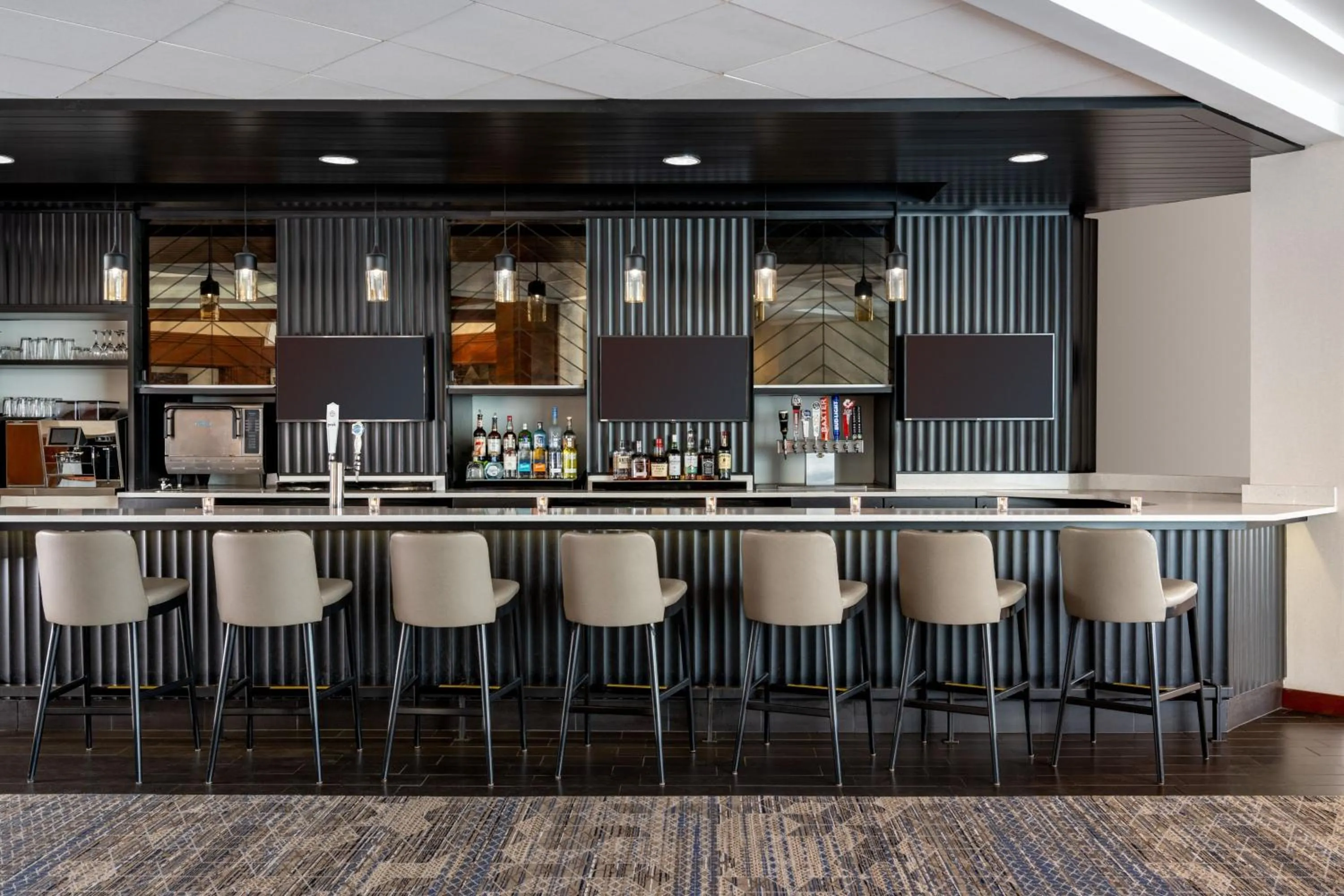 Lounge or bar in Sheraton Boston Needham Hotel