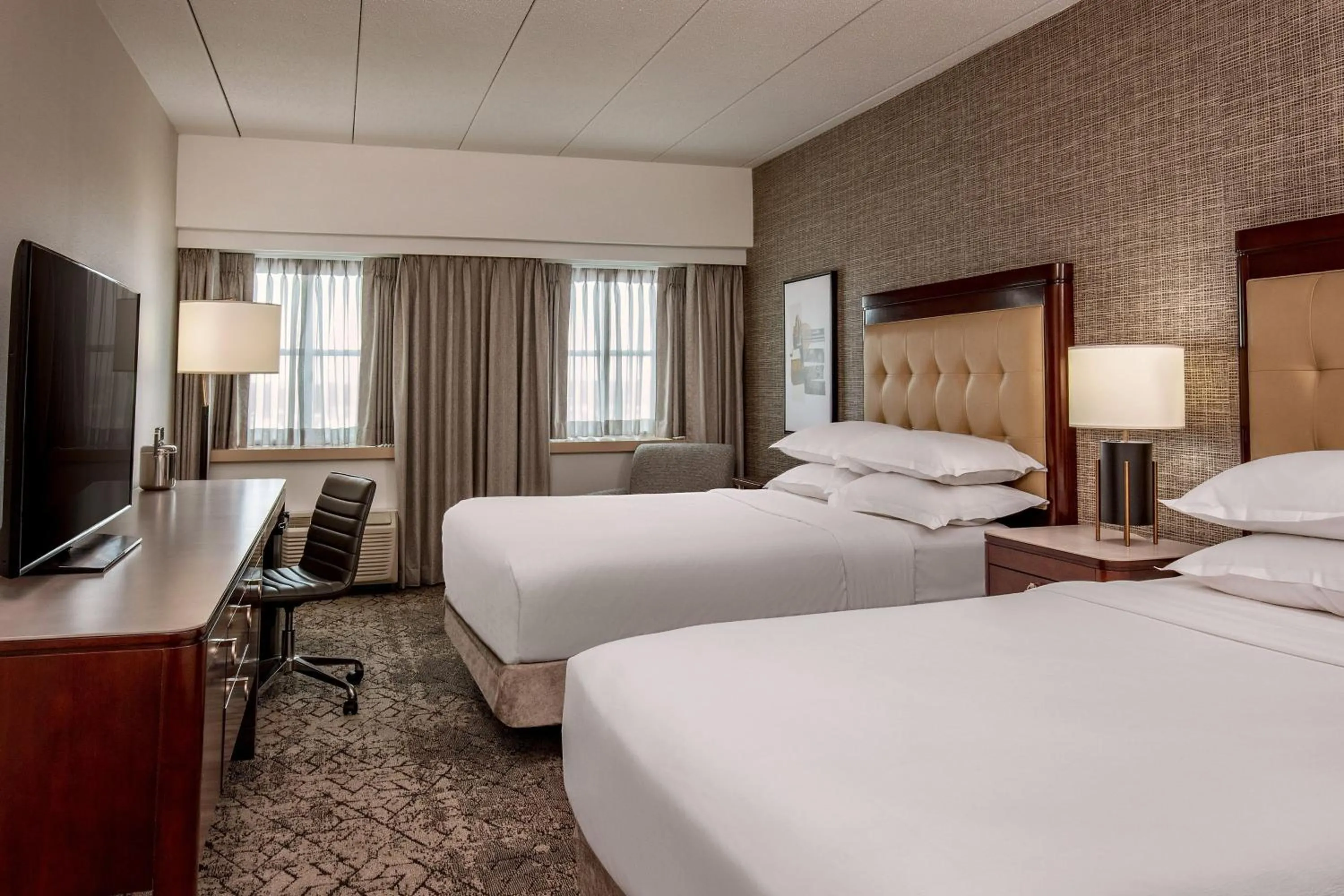 Photo of the whole room, Bed in Sheraton Boston Needham Hotel